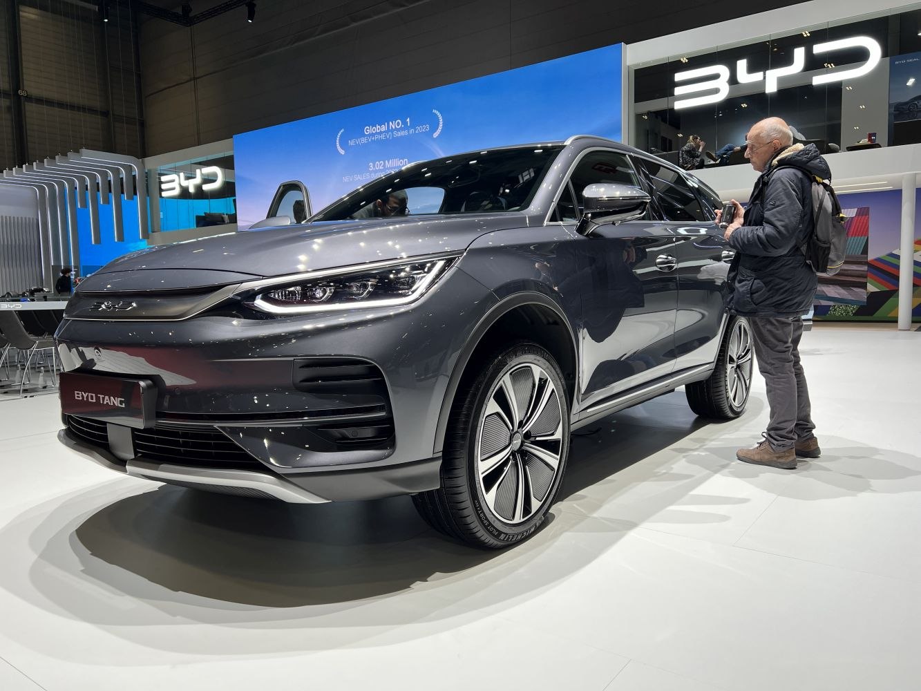 Front and side profile with aerodynamic shape and LED headlights