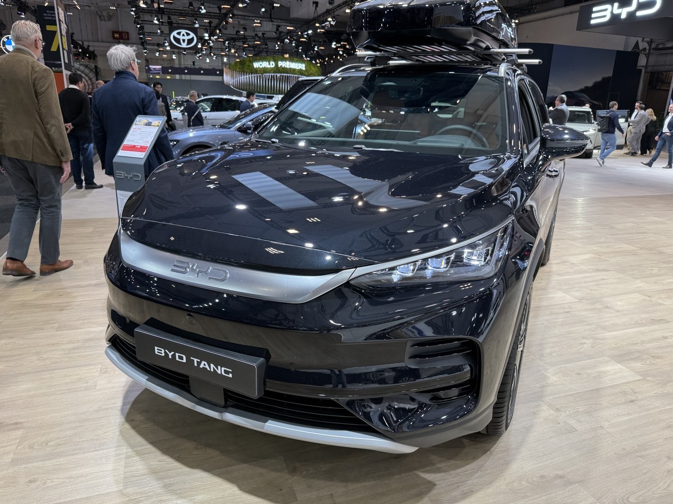 SUV front fascia with LED headlights and roof-mounted cargo box