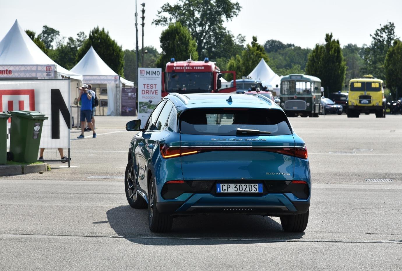 Rear view of a modern electric SUV with full-width rear taillight and roof antenna