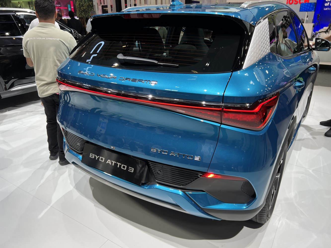 Rear view with LED light bar and rear windshield wiper