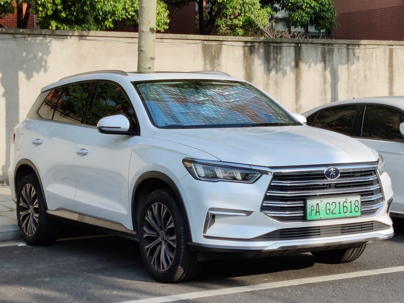 Bold horizontal grille and LED headlights on SUV front