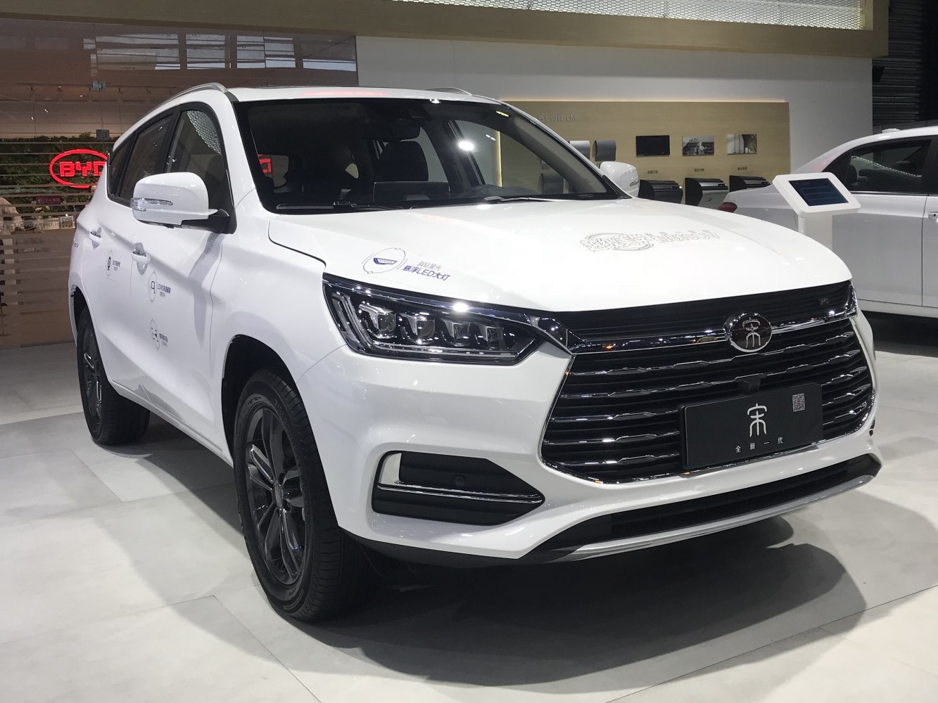 Front grille and LED headlights with sporty black wheels