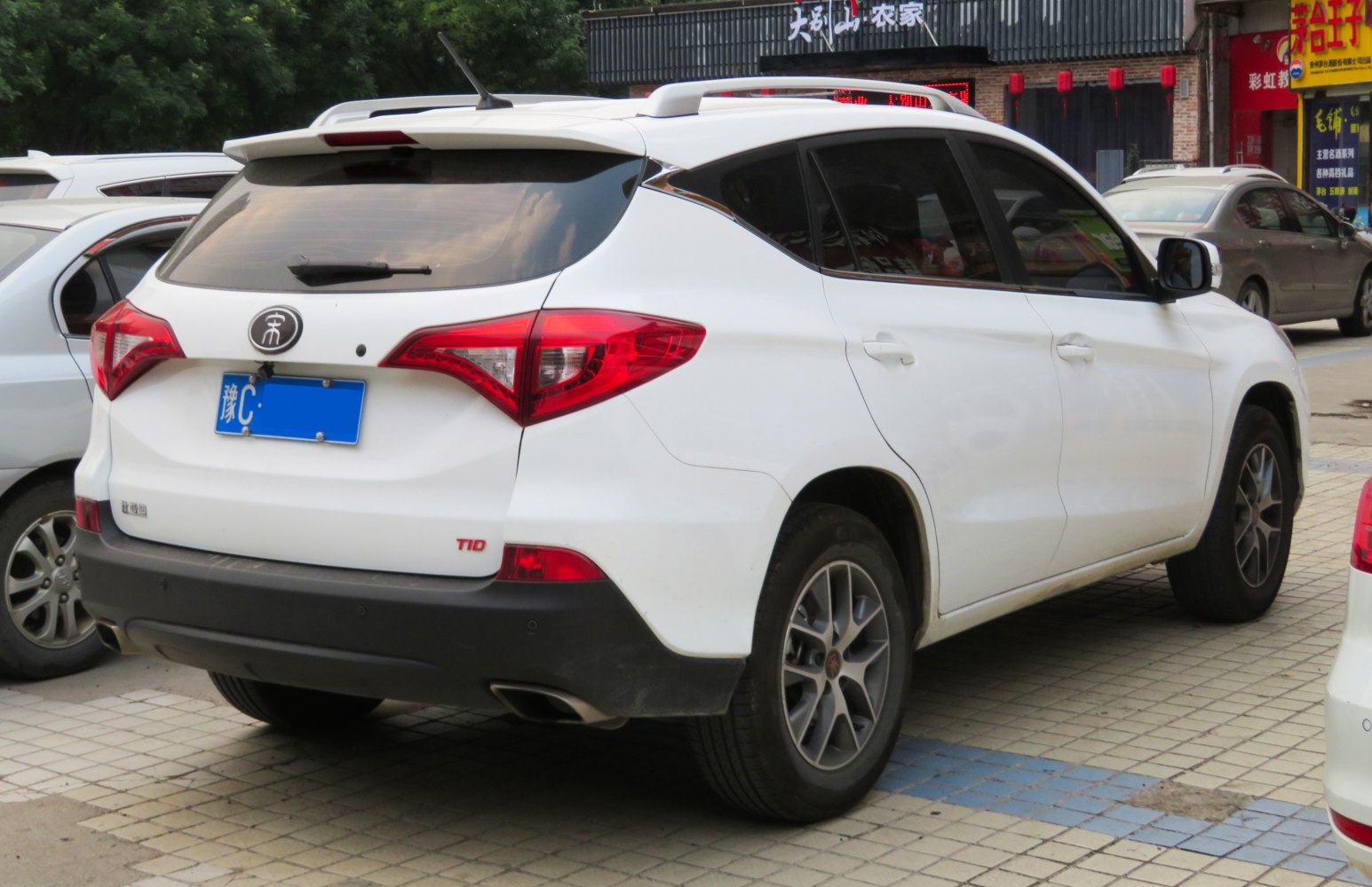 SUV rear view with integrated roof rails and distinctive taillights
