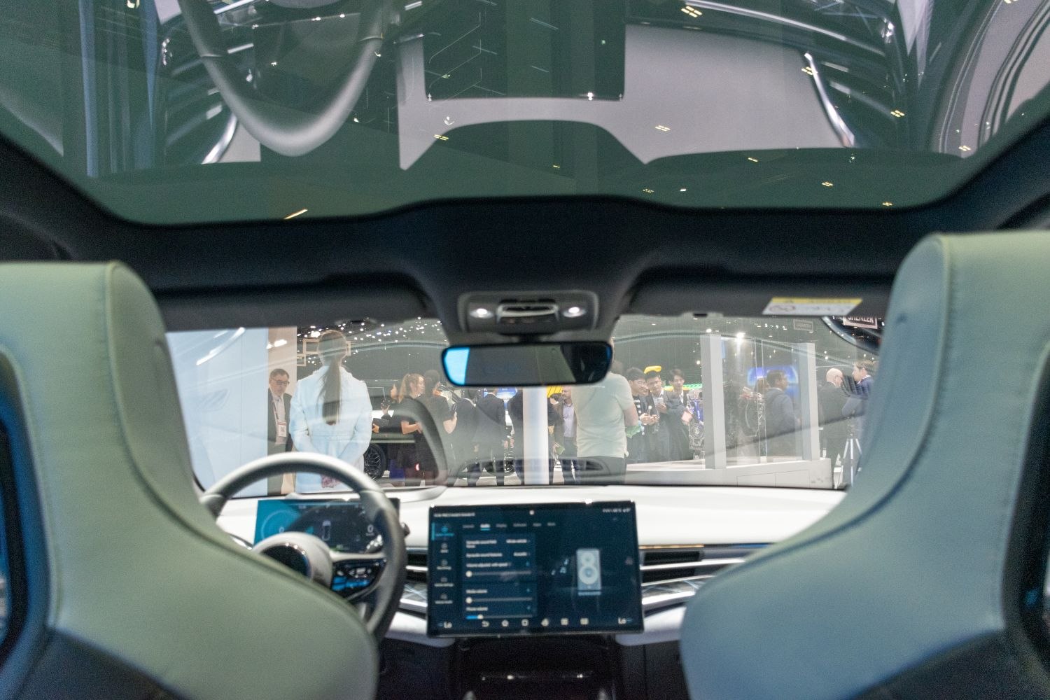 Digital dashboard, central touchscreen, panoramic roof, front seats