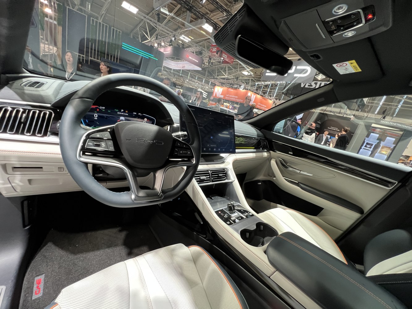 Digital cockpit, multifunction steering wheel, large central touchscreen