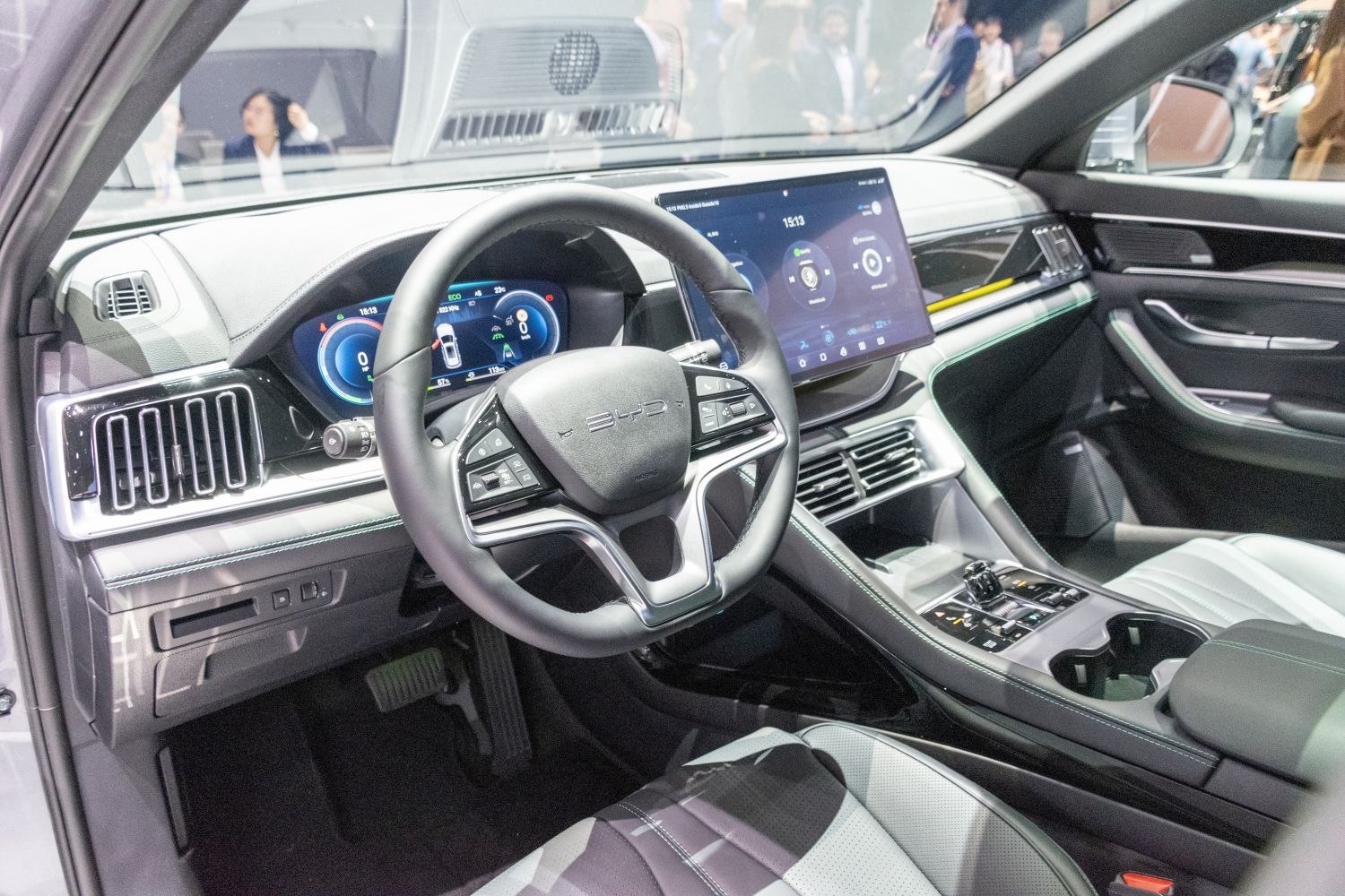 Digital instrument cluster and touchscreen with multifunction steering wheel