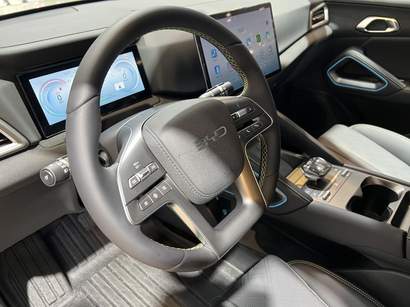 Steering wheel with digital instrument cluster and dual screens
