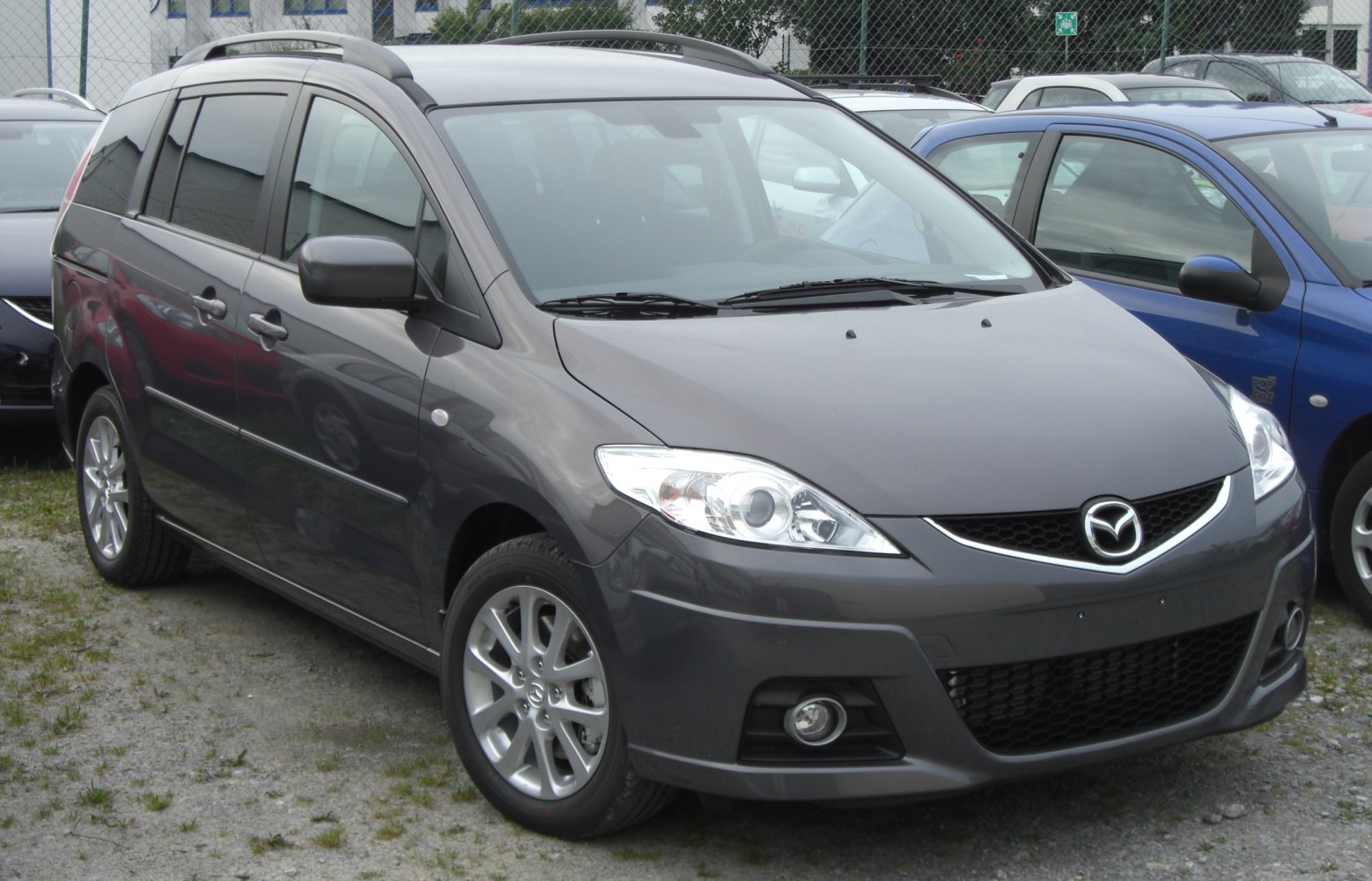 Compact MPV with alloy wheels and roof rails, front-side view