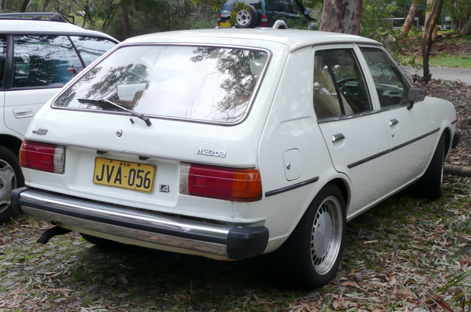Classic hatchback rear, rectangular taillights, rear window wiper