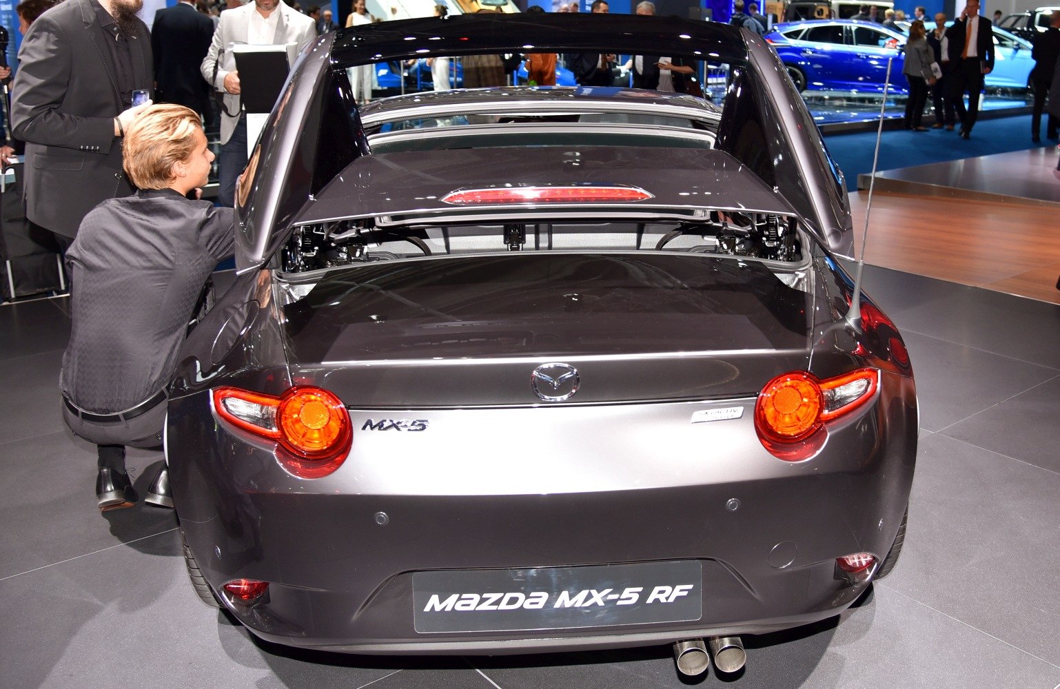 Retractable fastback roof opening on Mazda MX-5 IV RF rear