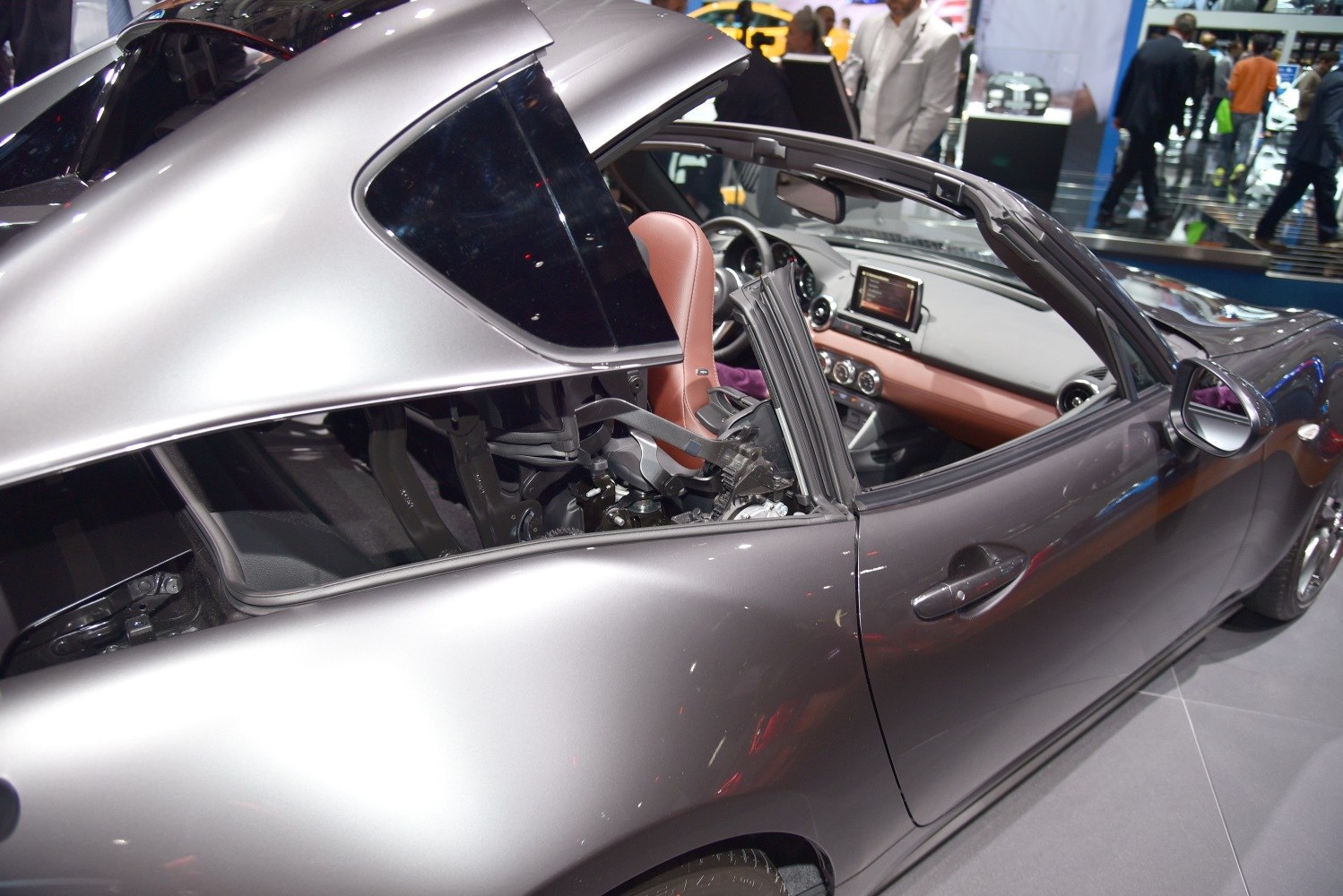 Retractable fastback roof opening mechanism and interior dashboard of convertible sports car