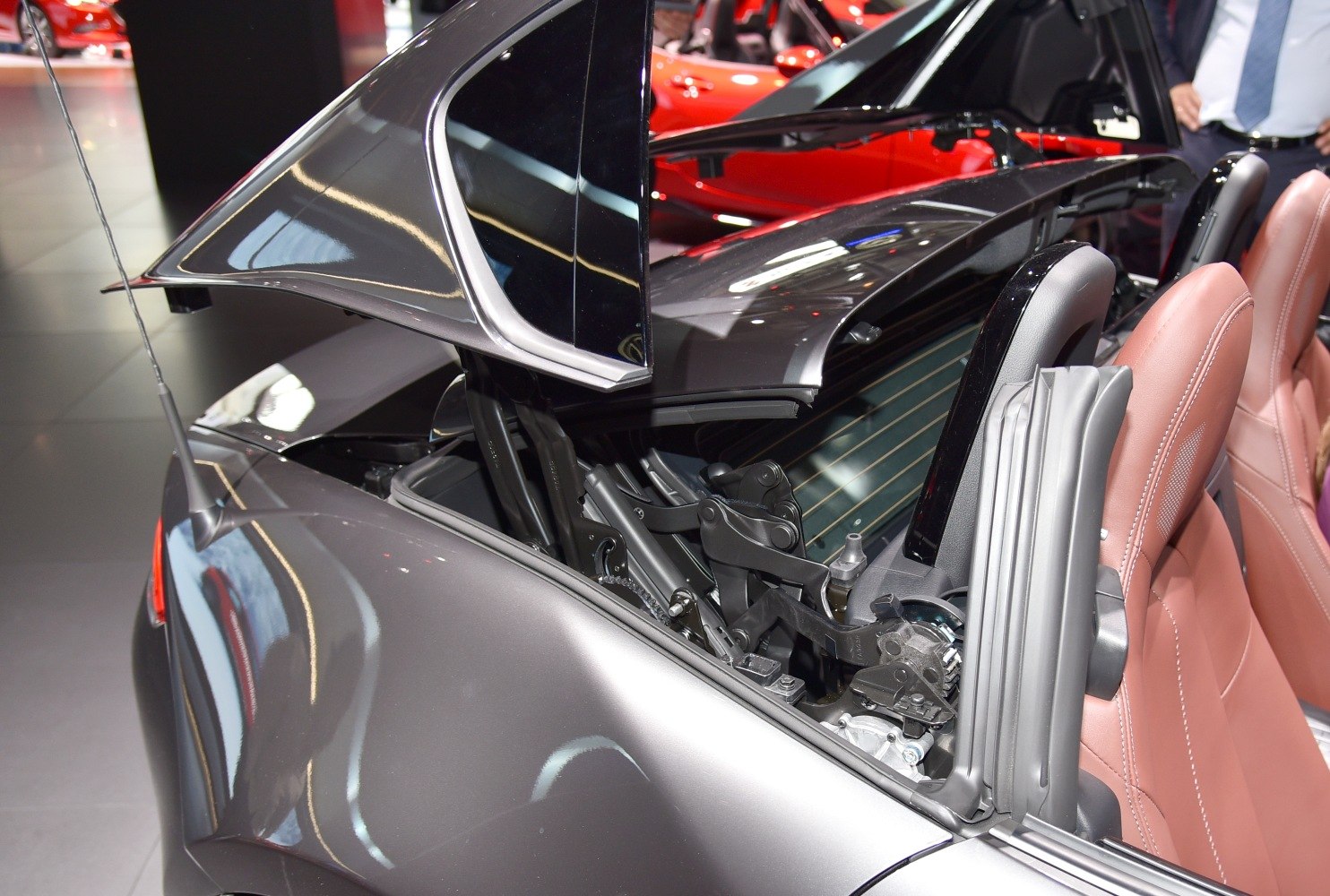 Retractable fastback roof mechanism of a convertible sports car