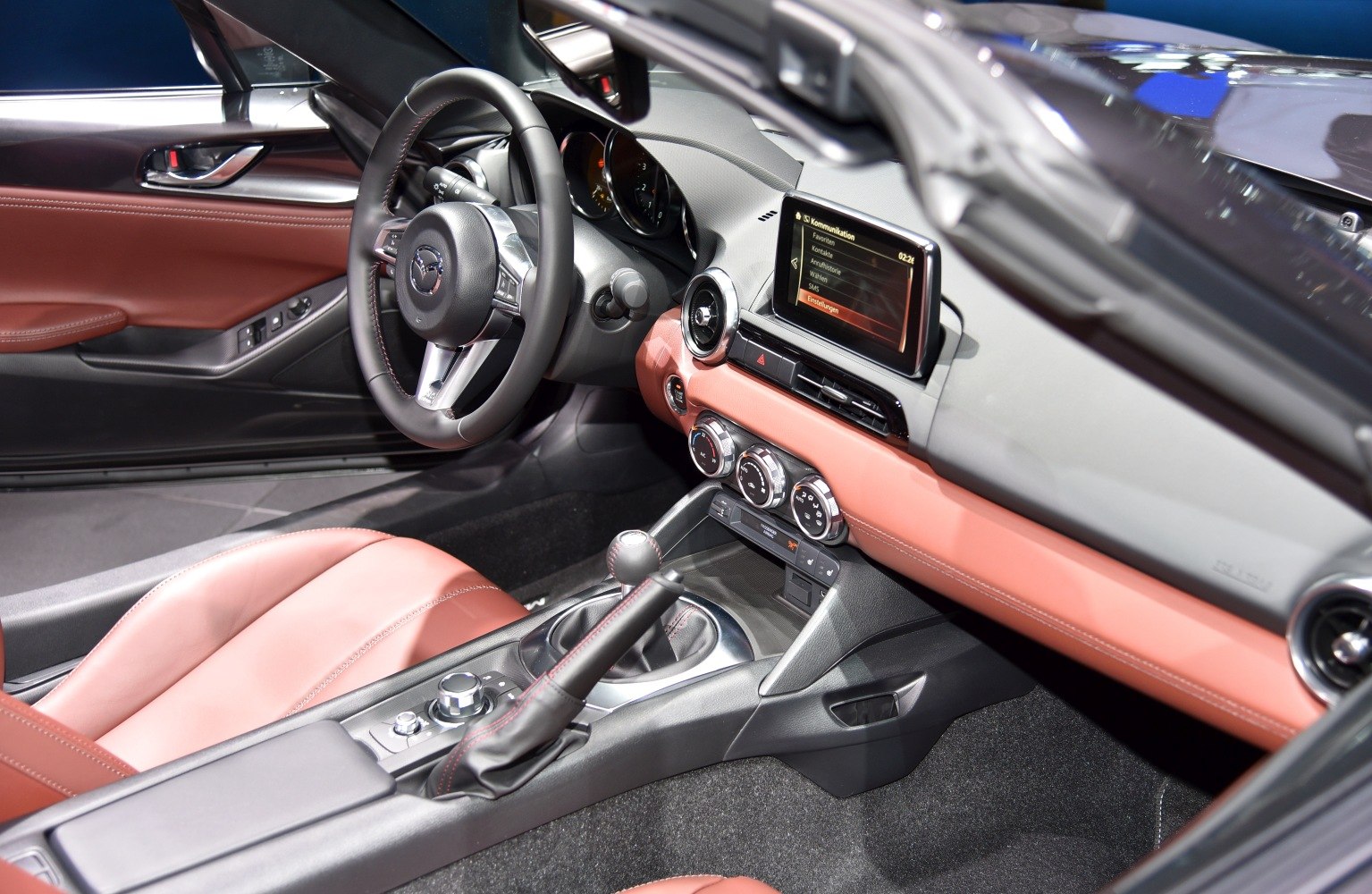 Interior with manual gearbox, leather seats, infotainment screen