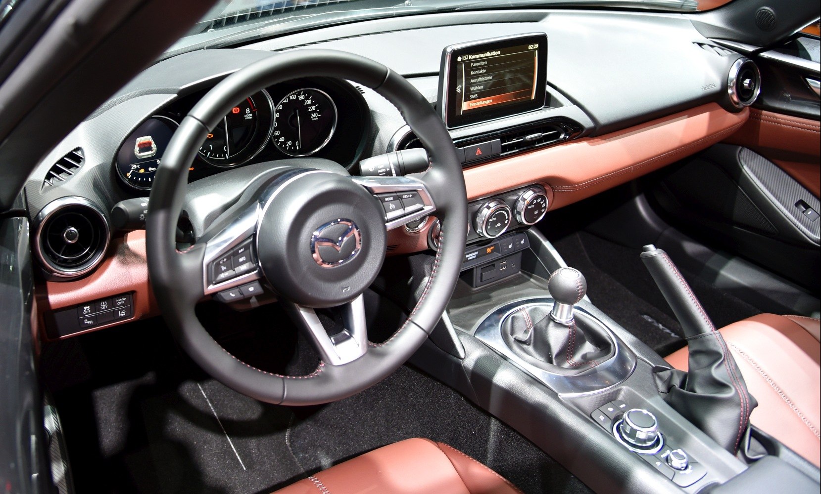 Leather steering wheel, digital cockpit, manual gearshift, infotainment screen