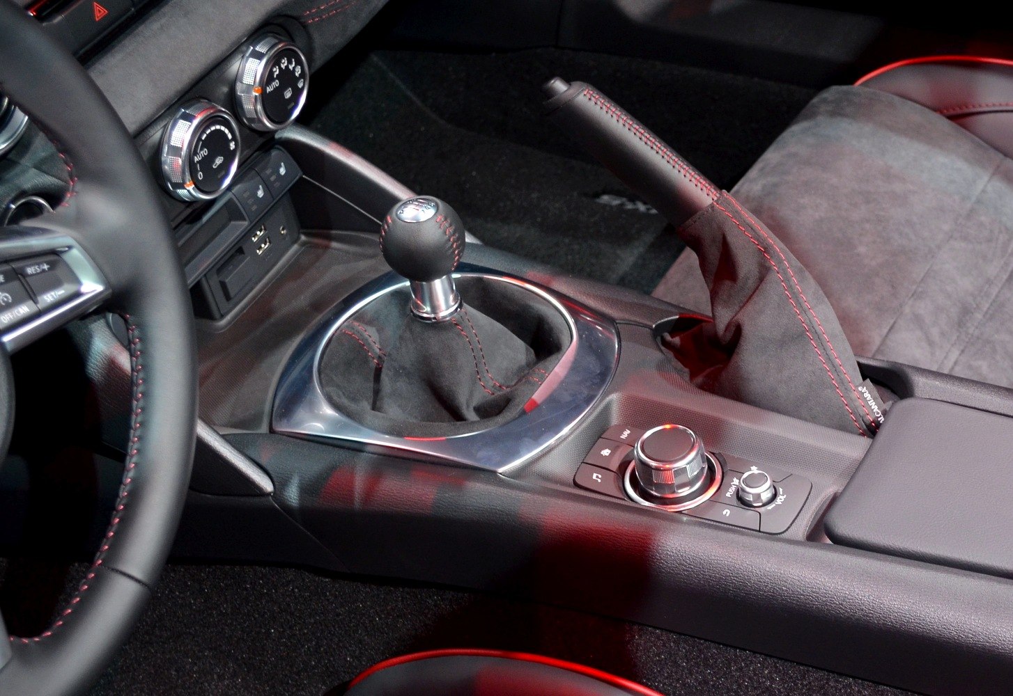 Manual gearshift, handbrake, and circular center console controls