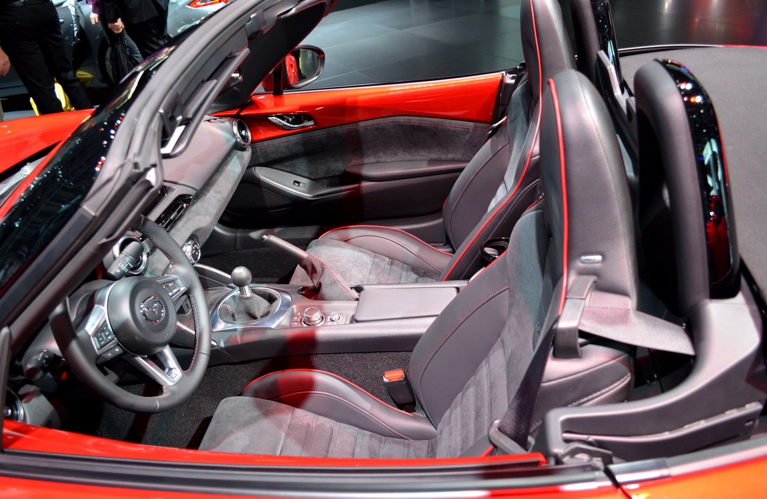 Sporty interior with manual gear shift and detailed seats