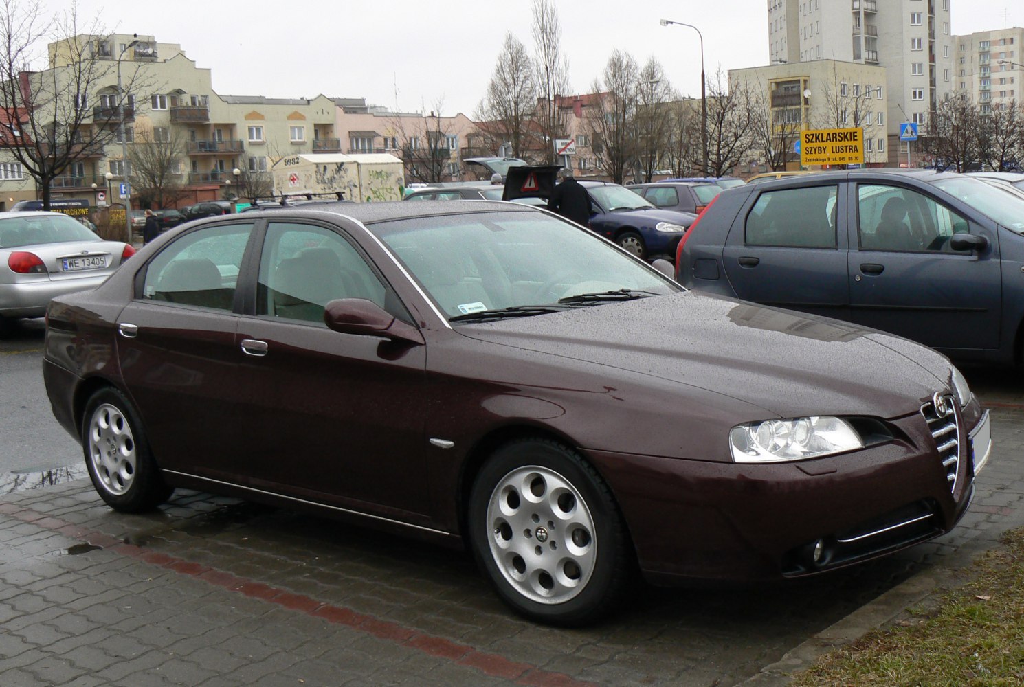 Sedan front and side profile with circular rims