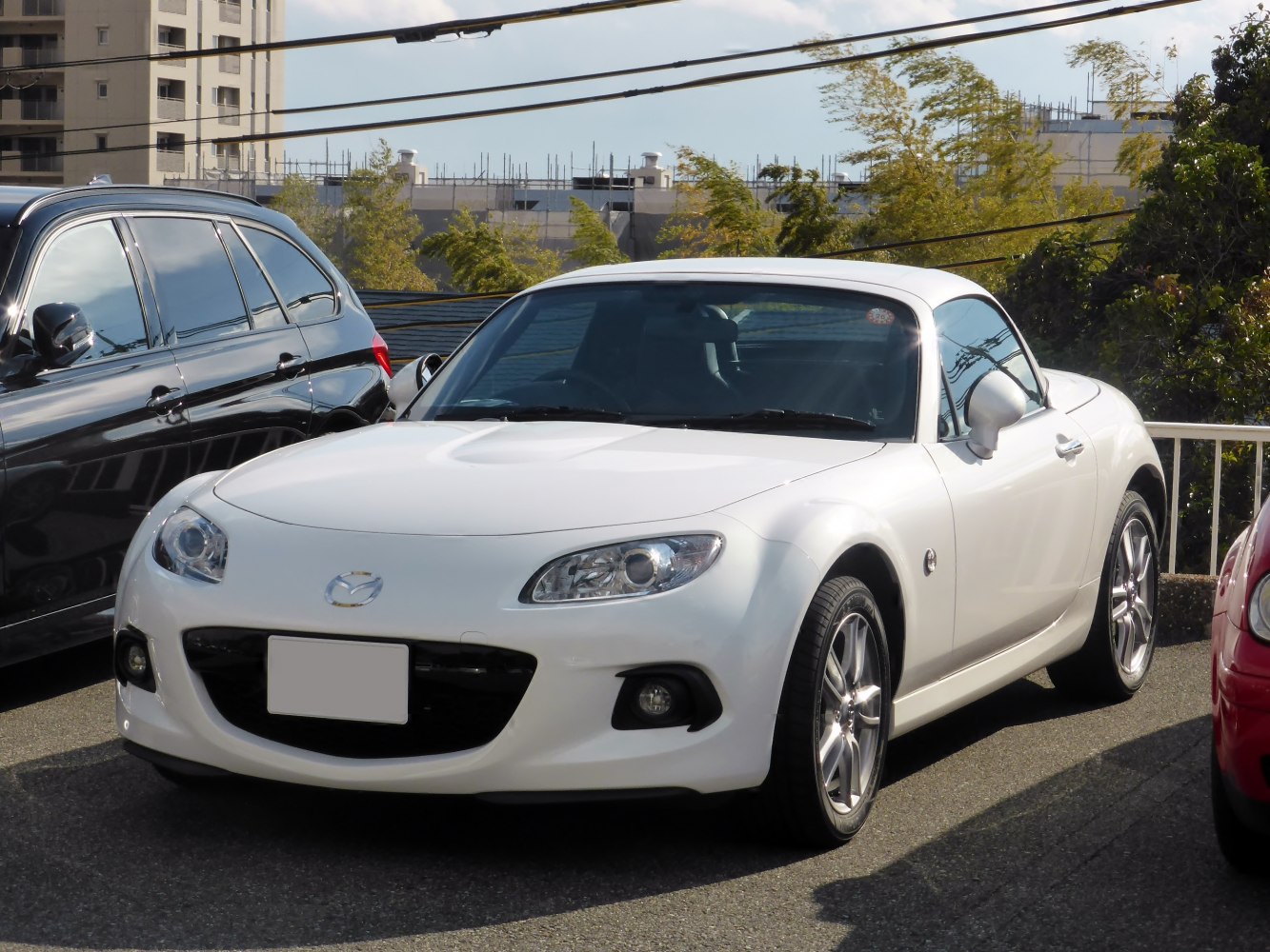 White Mazda MX-5 NC facelift hardtop front with alloy wheels