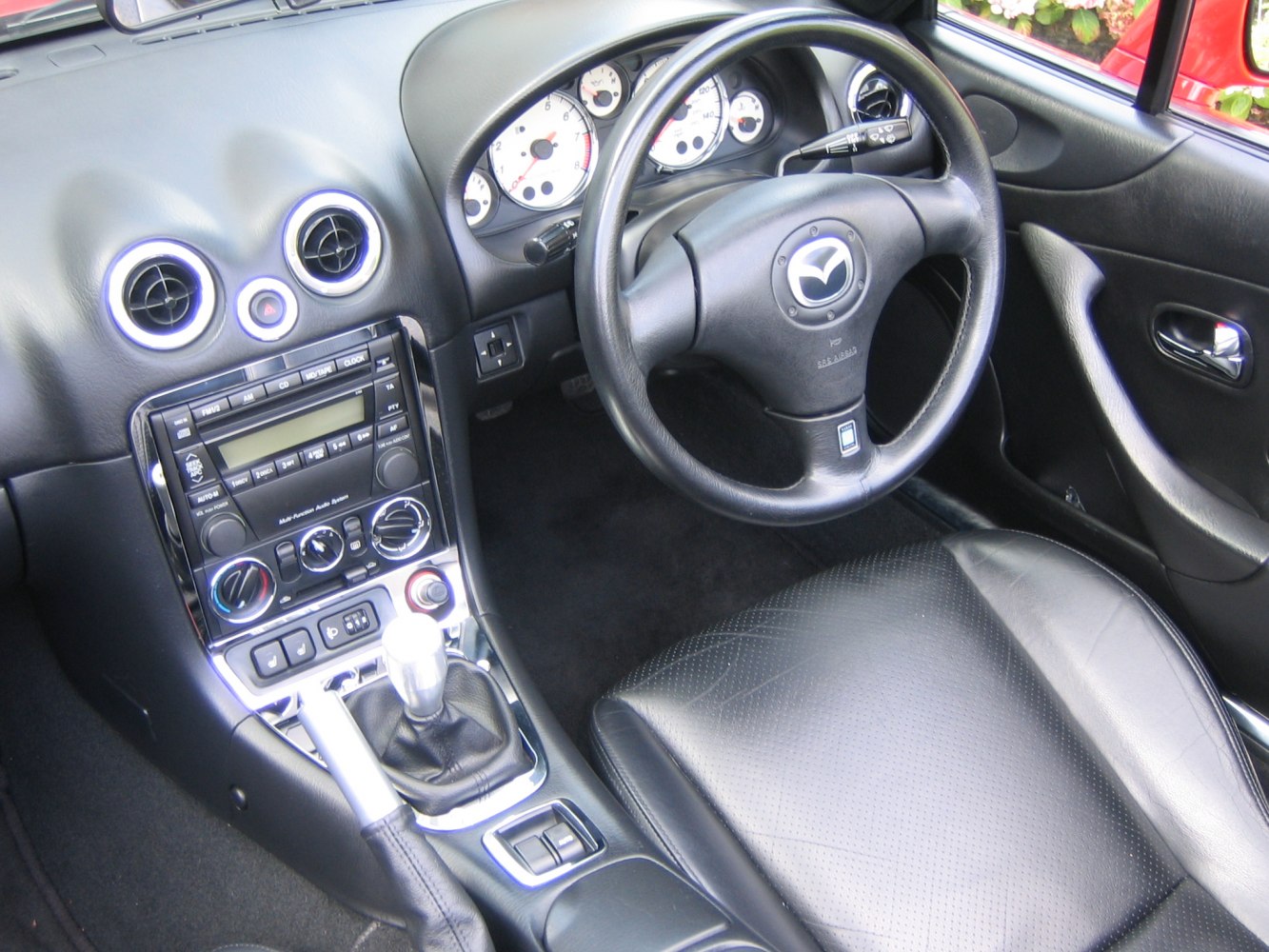 Manual gearbox, leather seat, analog gauges, black leather interior