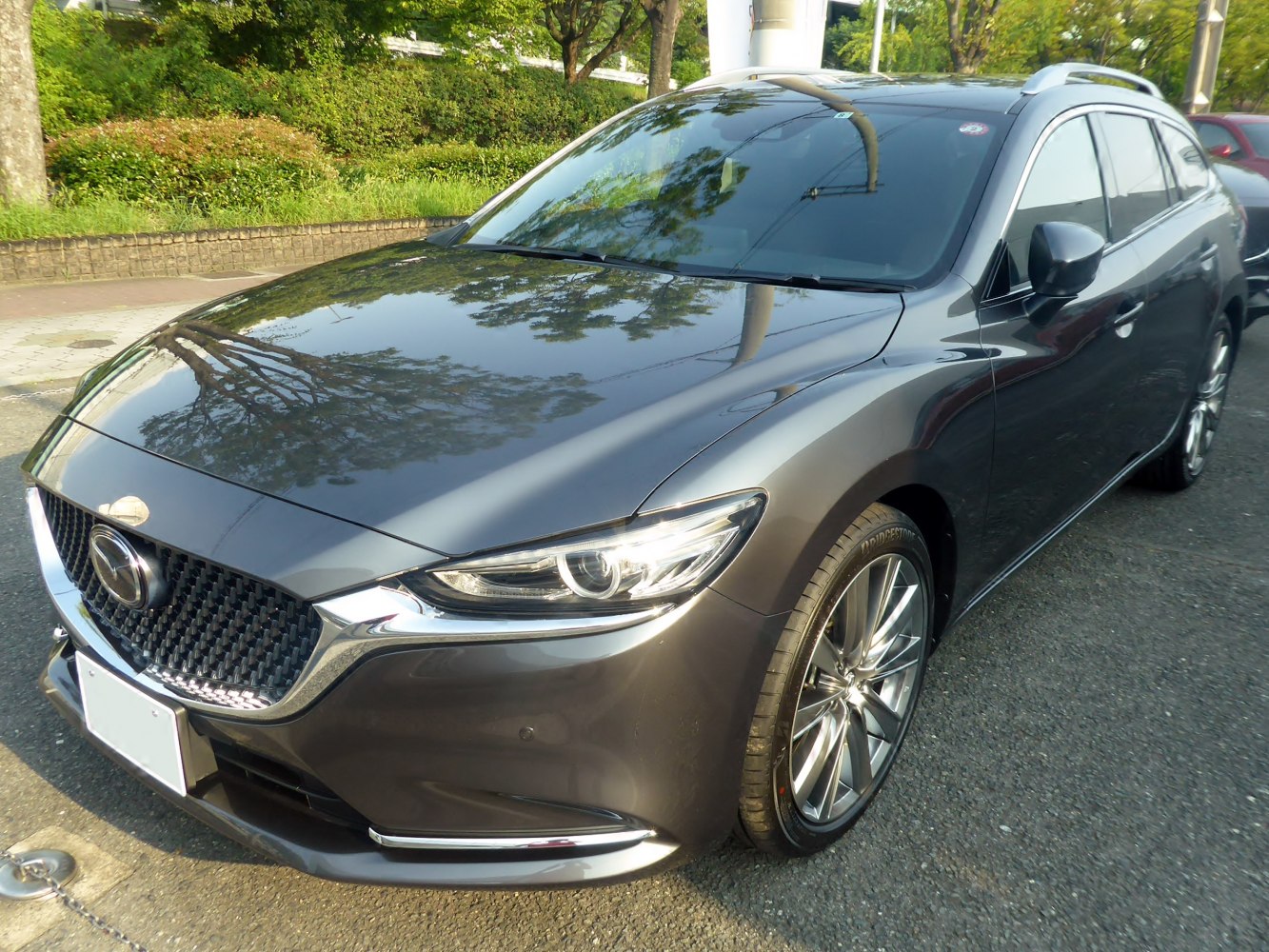 Sleek front with LED headlamps, sporty grille, alloy wheels, and roof rails