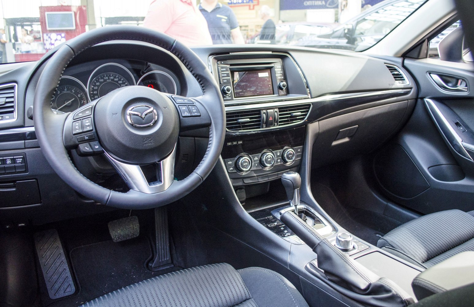 Steering wheel and dashboard with multimedia screen and controls