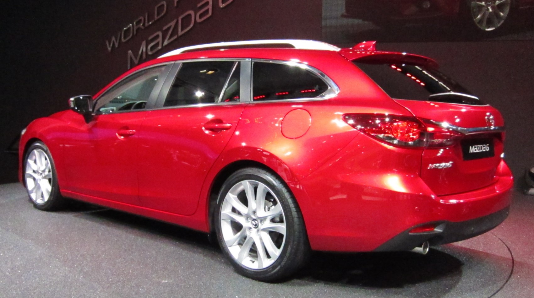 Rear and side profile with alloy wheels and roof rails