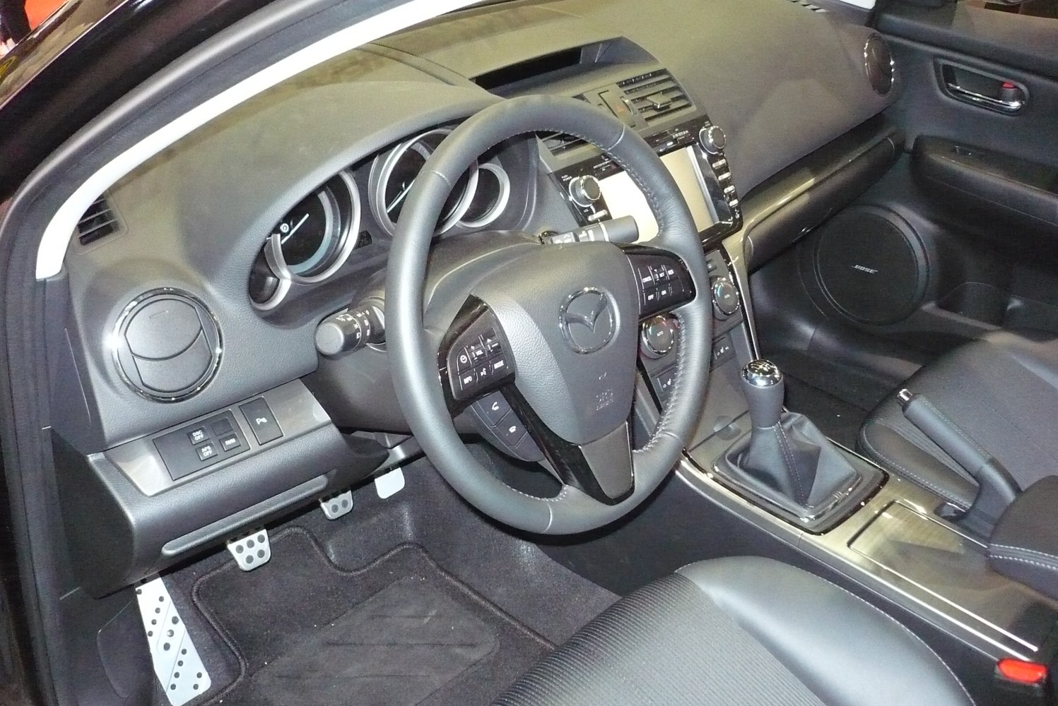 Steering wheel and manual gear shift with dashboard controls