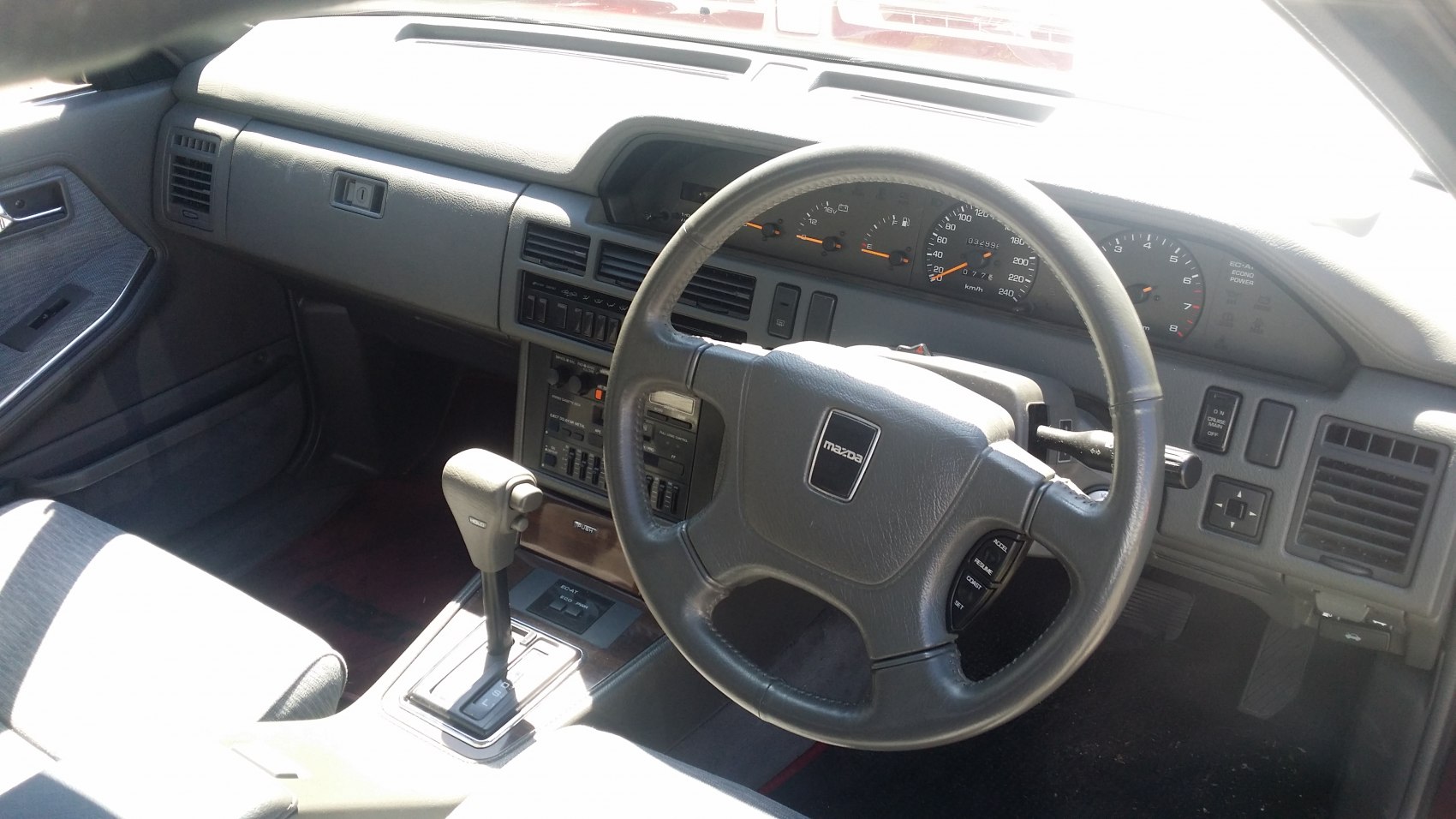 Dashboard, steering wheel, and gear shifter interior features