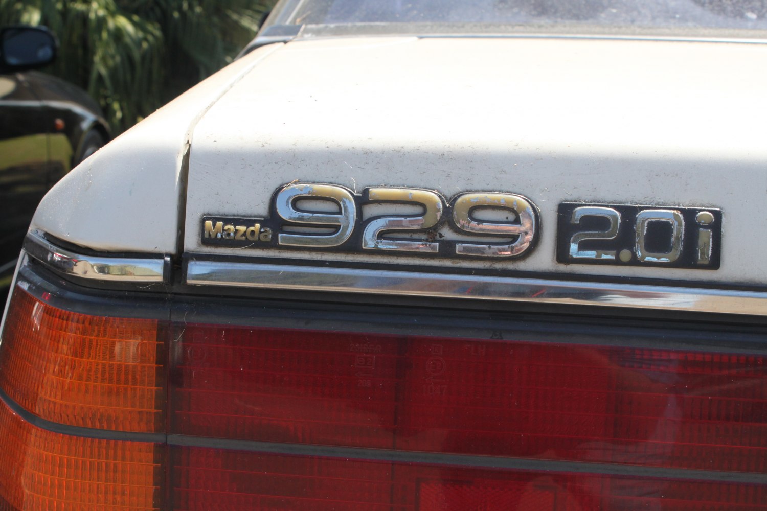 Close-up of Mazda 929 2.0i badge and tail light