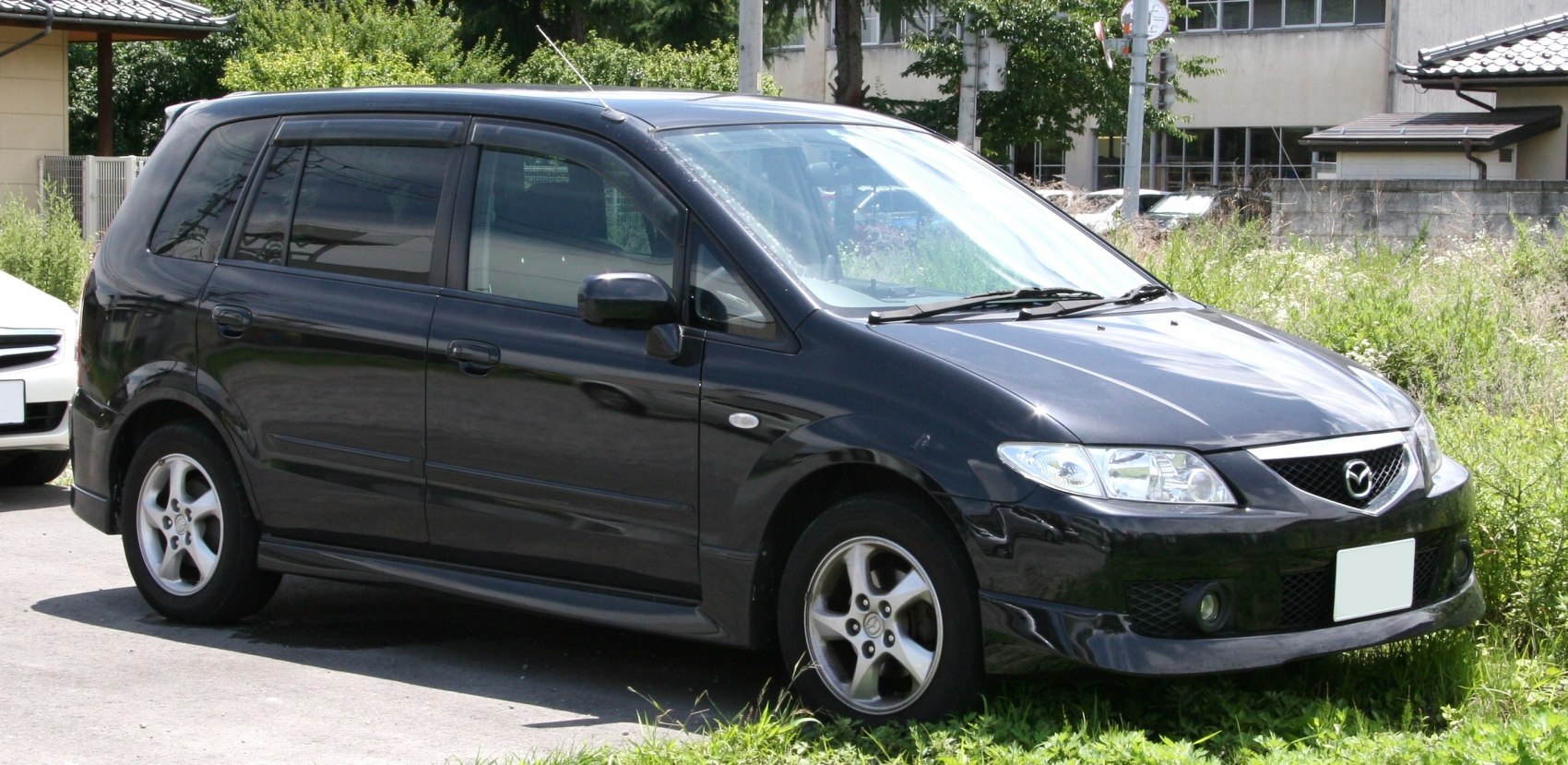Front 3/4 view with alloy wheels and clear headlights
