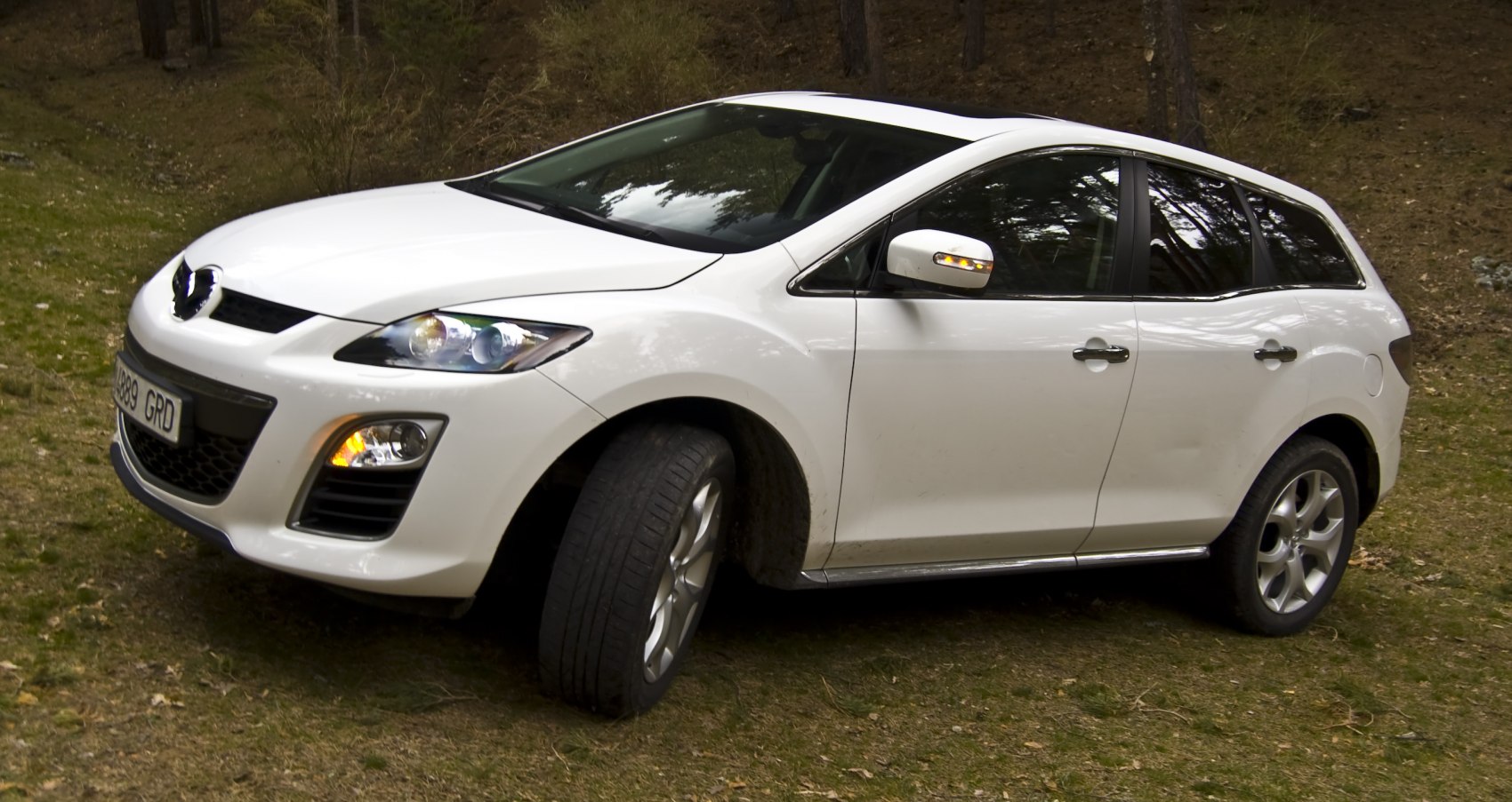 White SUV front side with alloy wheels and side mirror indicator