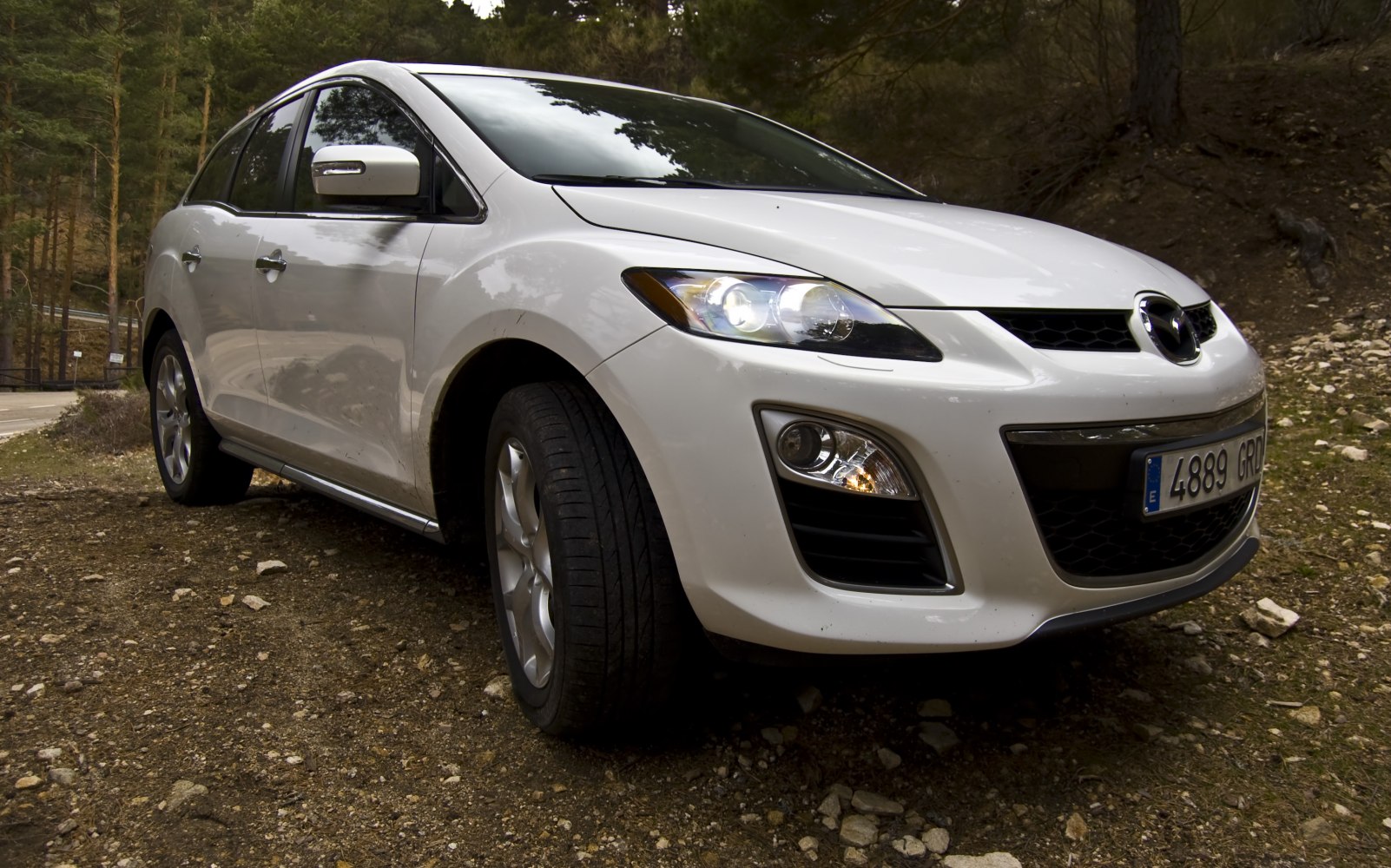 White SUV front-left view with facelifted headlights and bumper