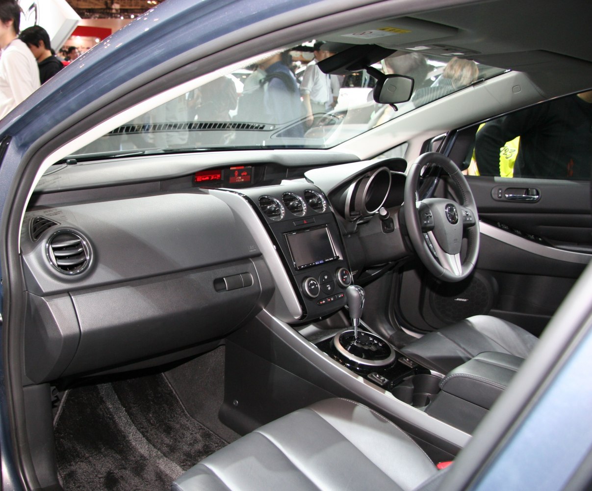 Dashboard, center console, multifunction steering wheel