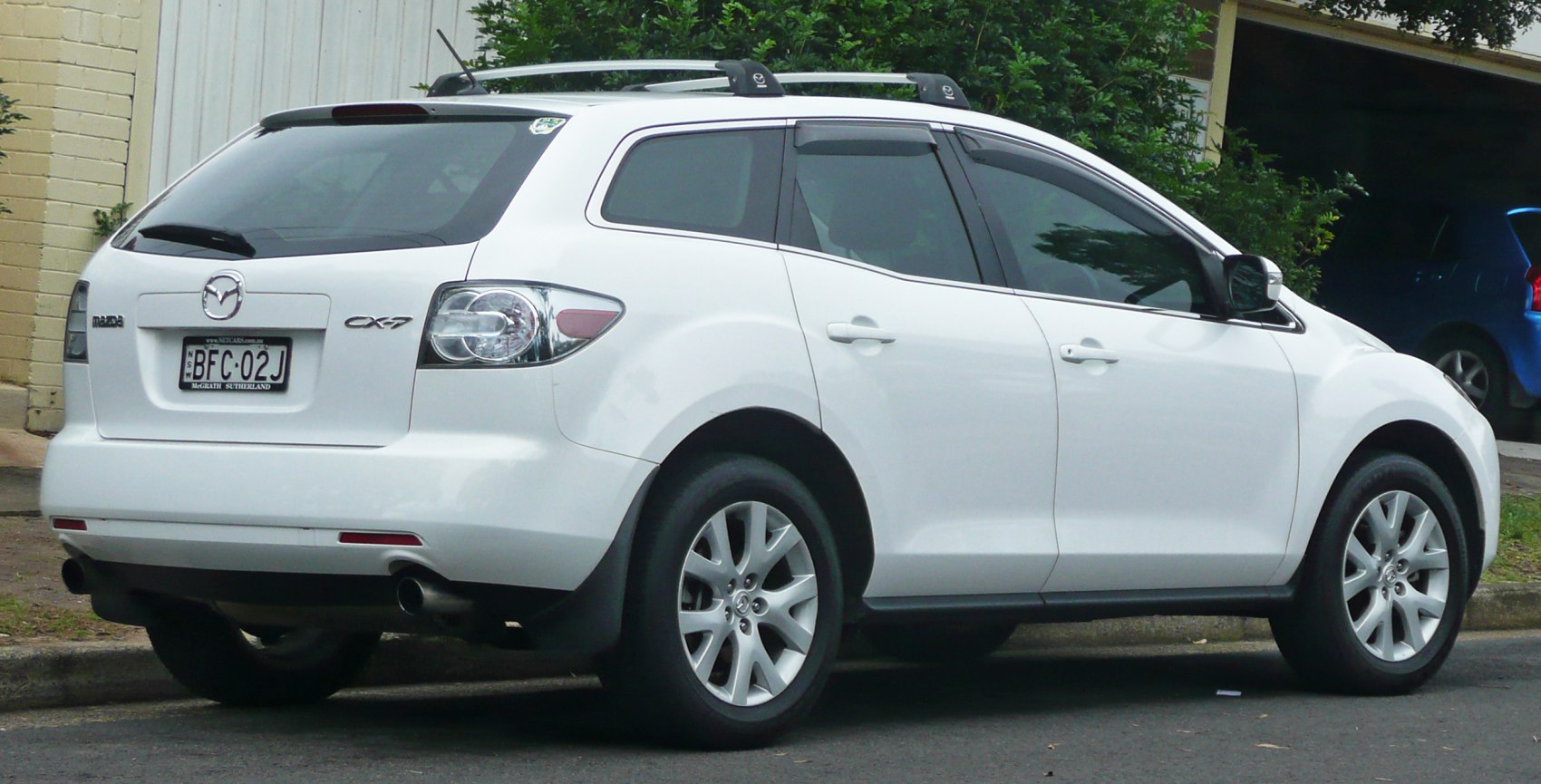 Rear side view with roof rails and alloy wheels