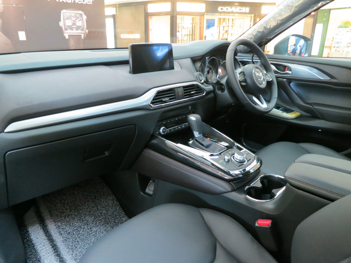 Dashboard, steering wheel, center console with infotainment screen and gear shifter