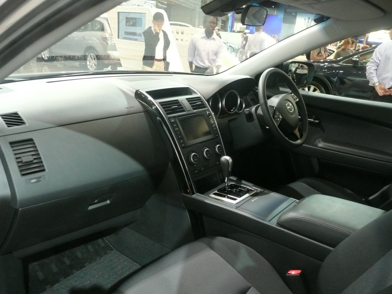 Dashboard, steering wheel, center console with gear lever
