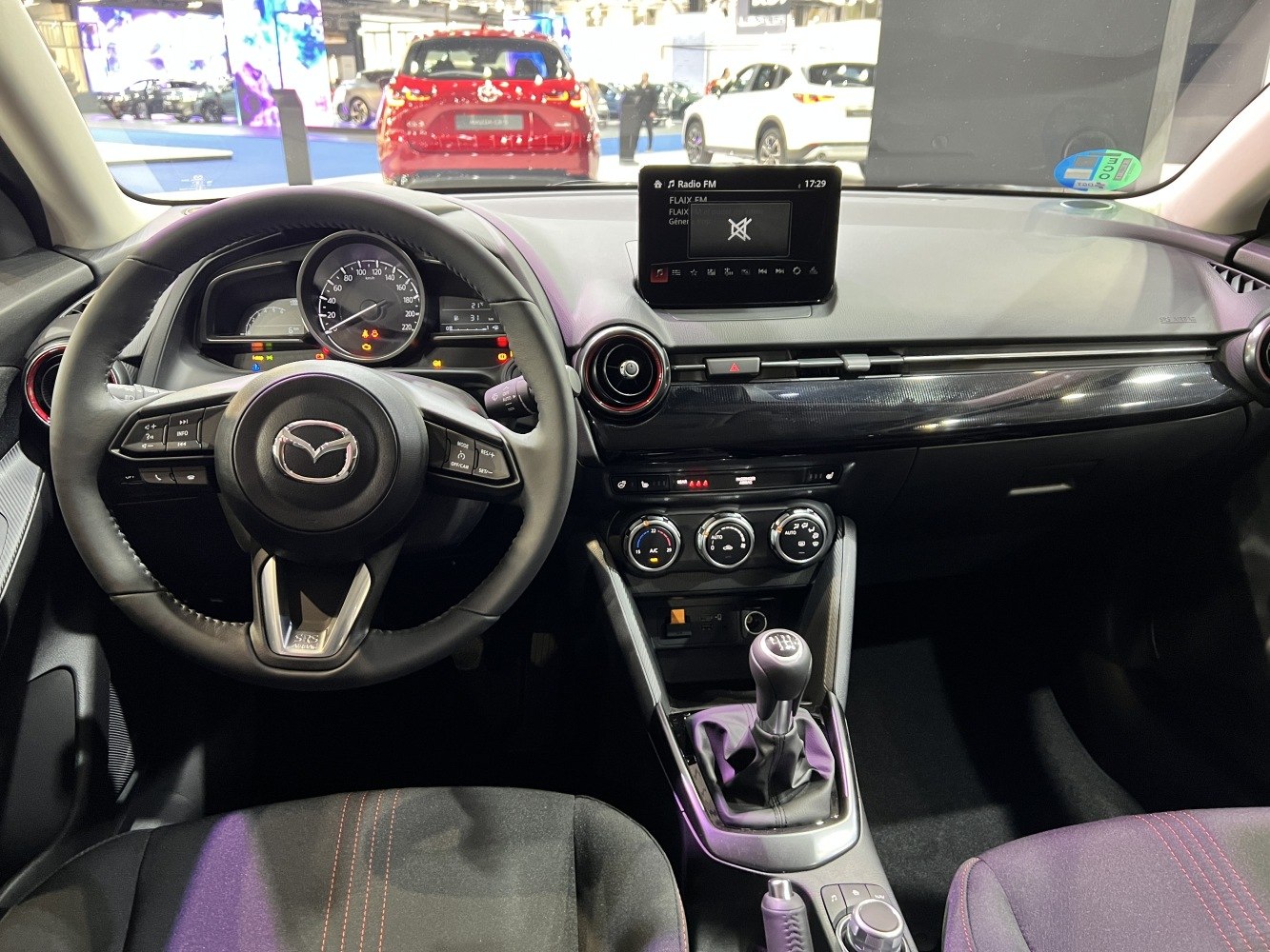 Manual gearshift, digital dashboard, central infotainment display