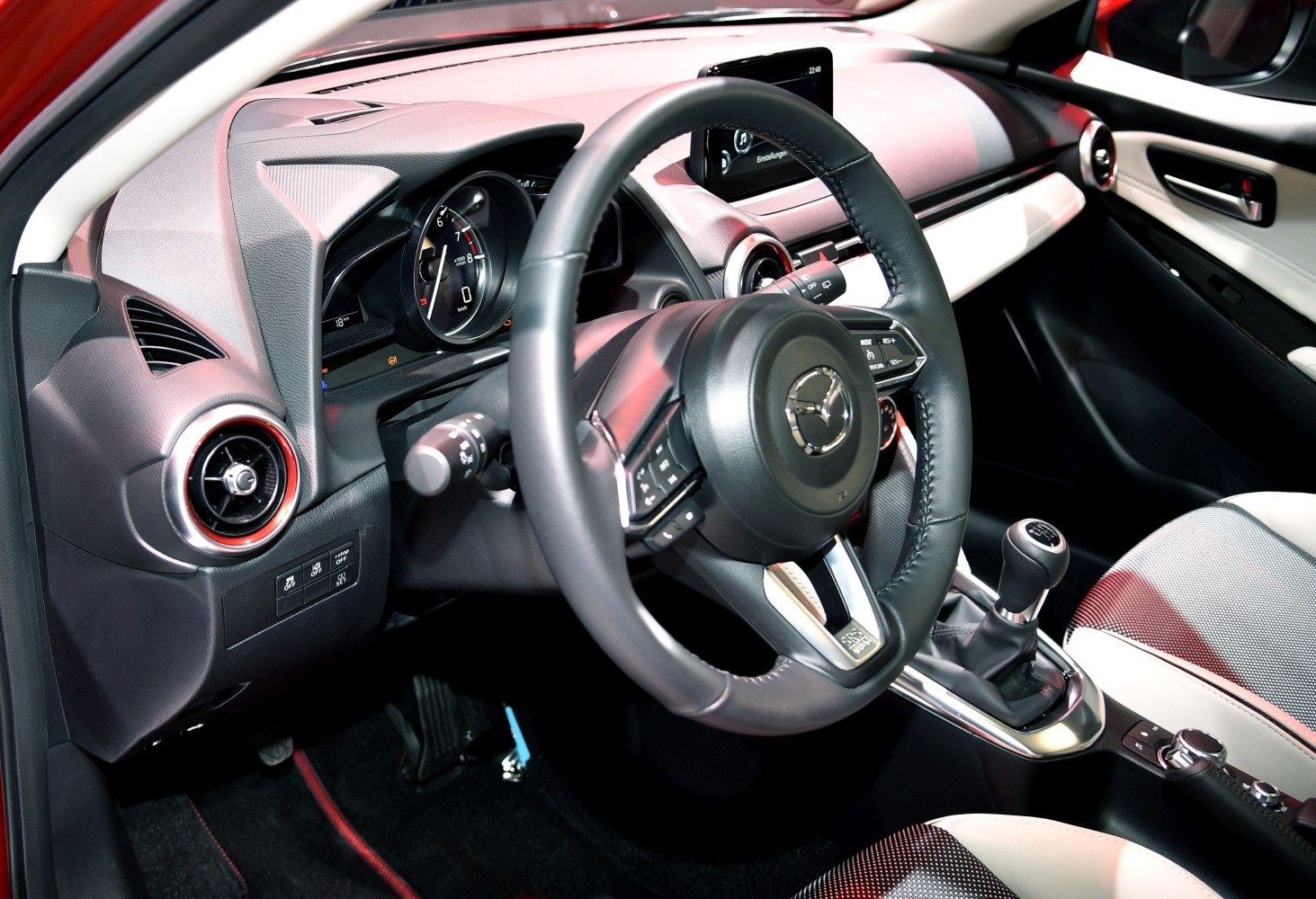 Dashboard, steering wheel, manual gear shift