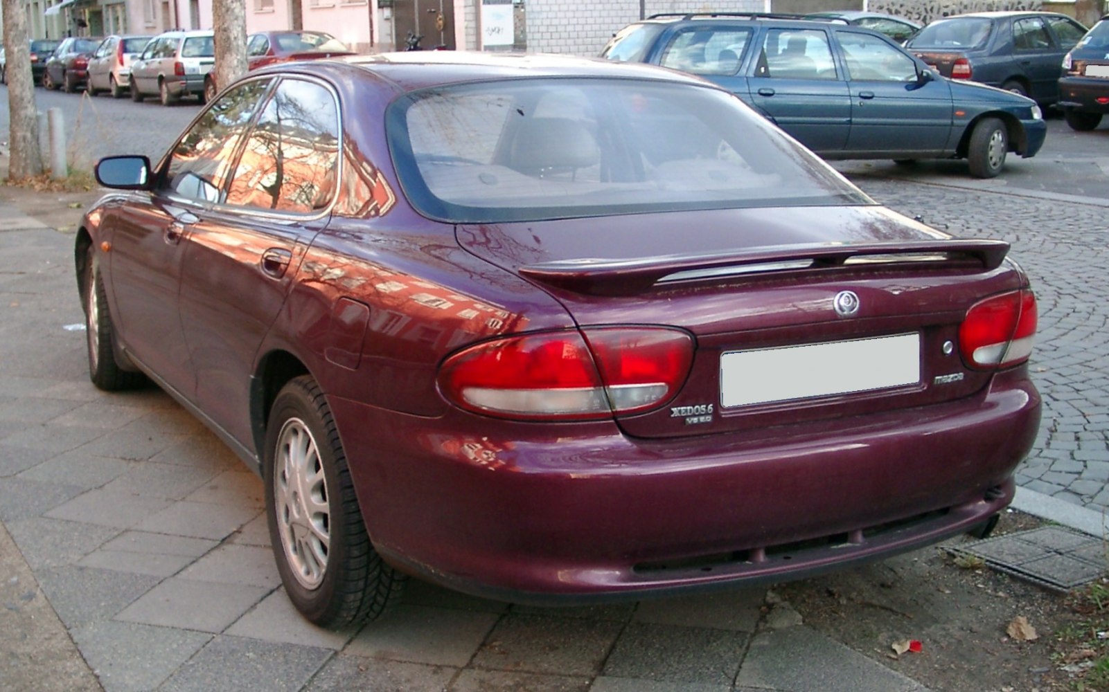 Rear view with spoiler and rounded tail lights