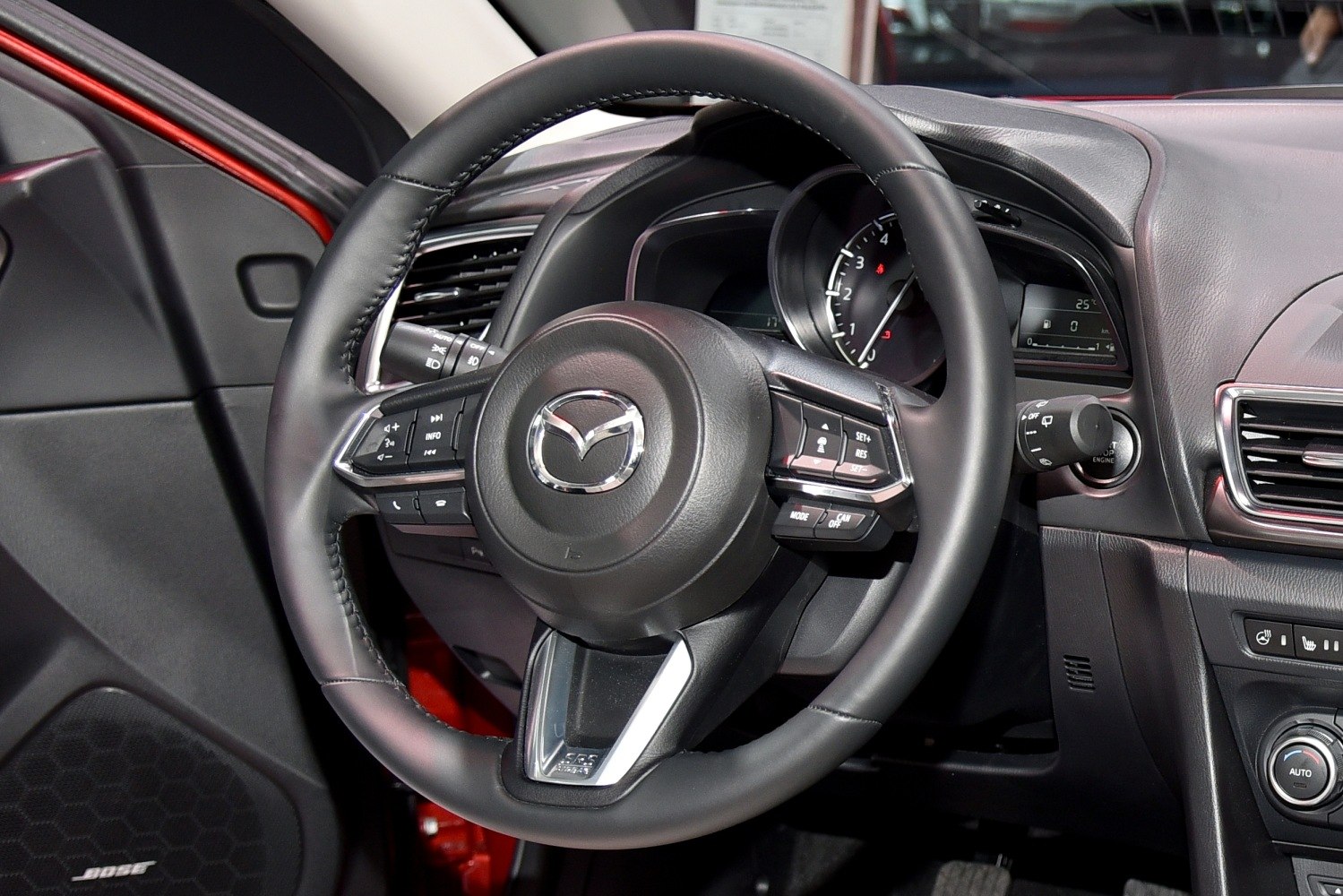 Multifunctional steering wheel with dashboard instrument cluster