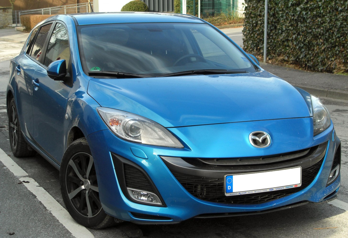 Front view with projector headlights and sporty alloy wheels