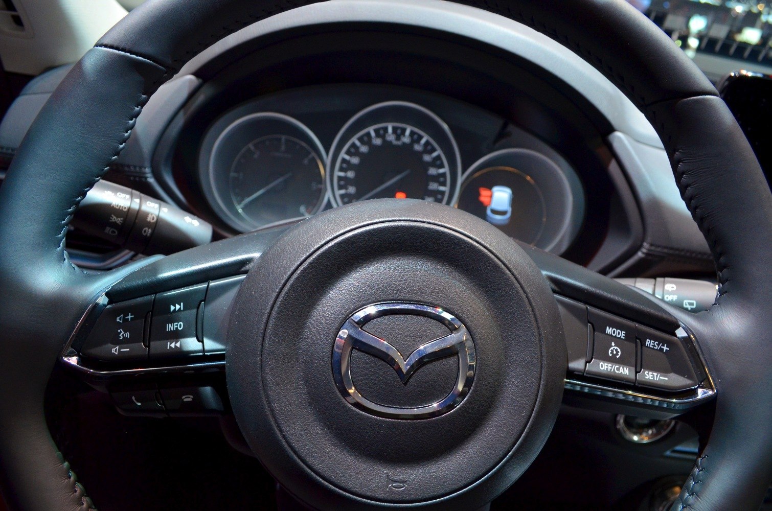 Steering wheel with multifunction buttons and dashboard instrument cluster