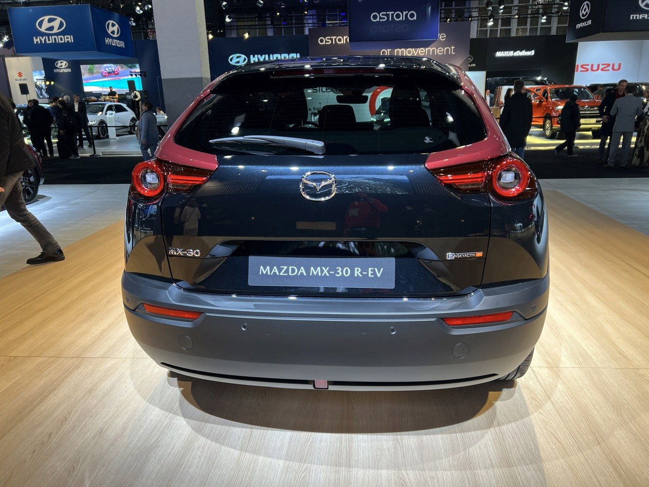 Rear view with round taillights and rear windshield wiper