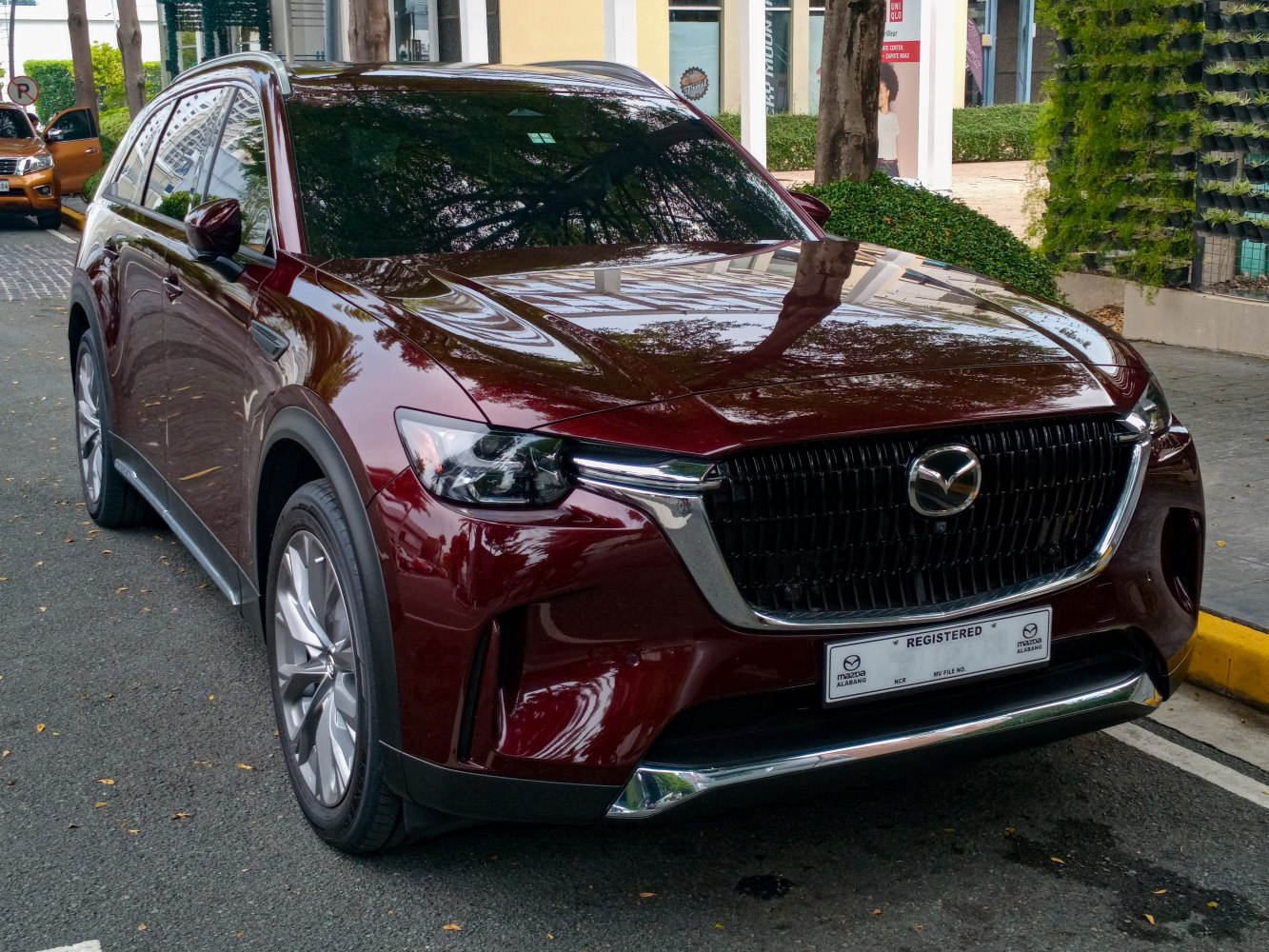Front grille and headlight design of a modern SUV