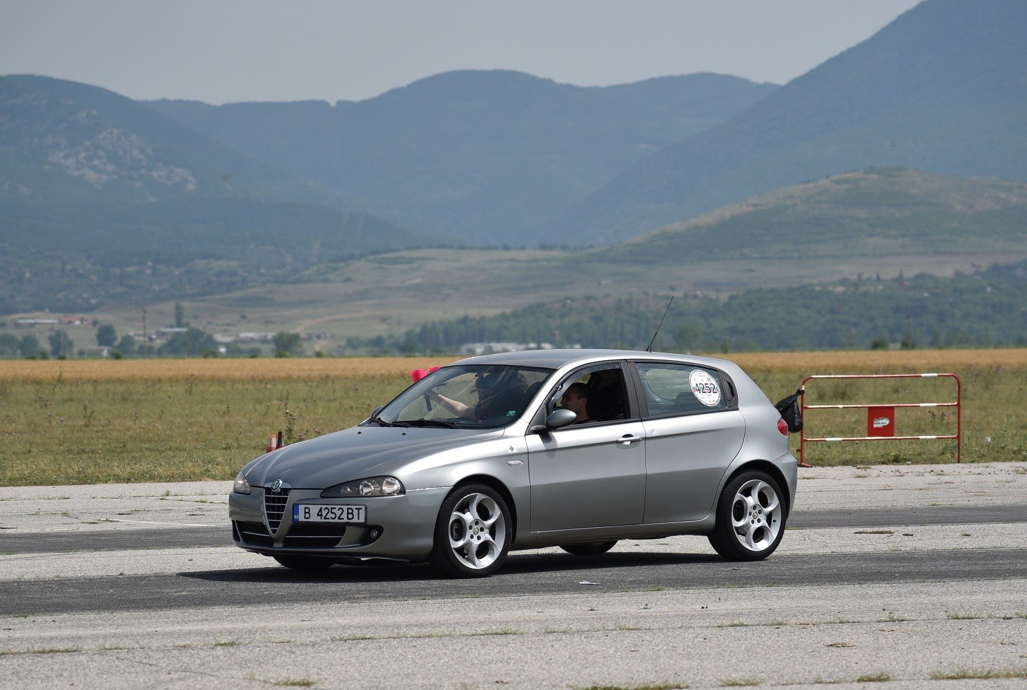 Side profile of a 5-door hatchback with alloy wheels