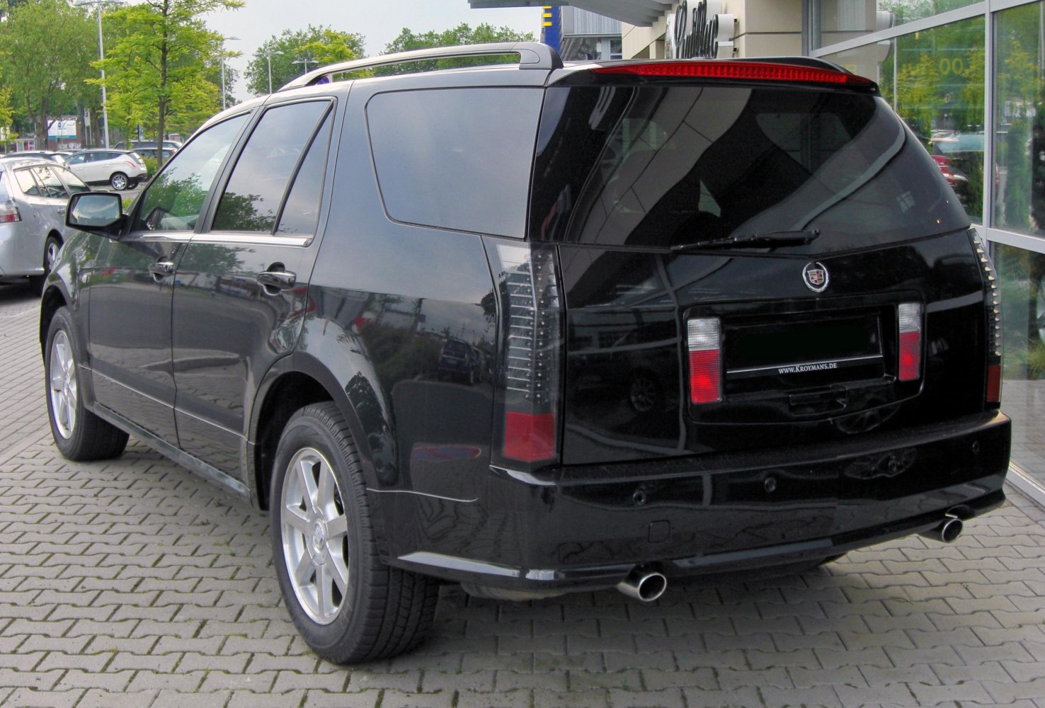 Rear view with vertical taillights and dual exhaust pipes