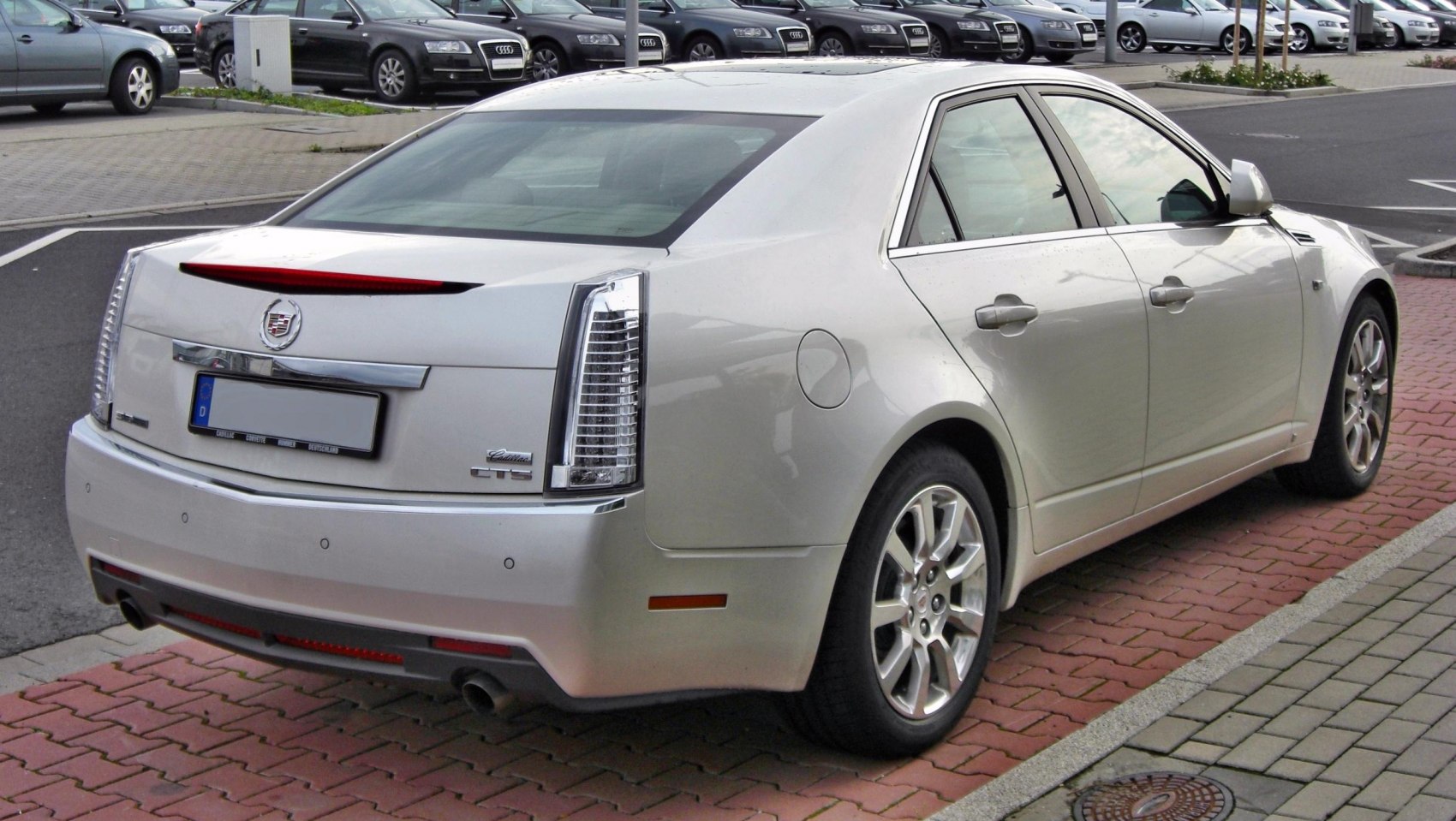Rear side view with vertical taillights and dual exhausts
