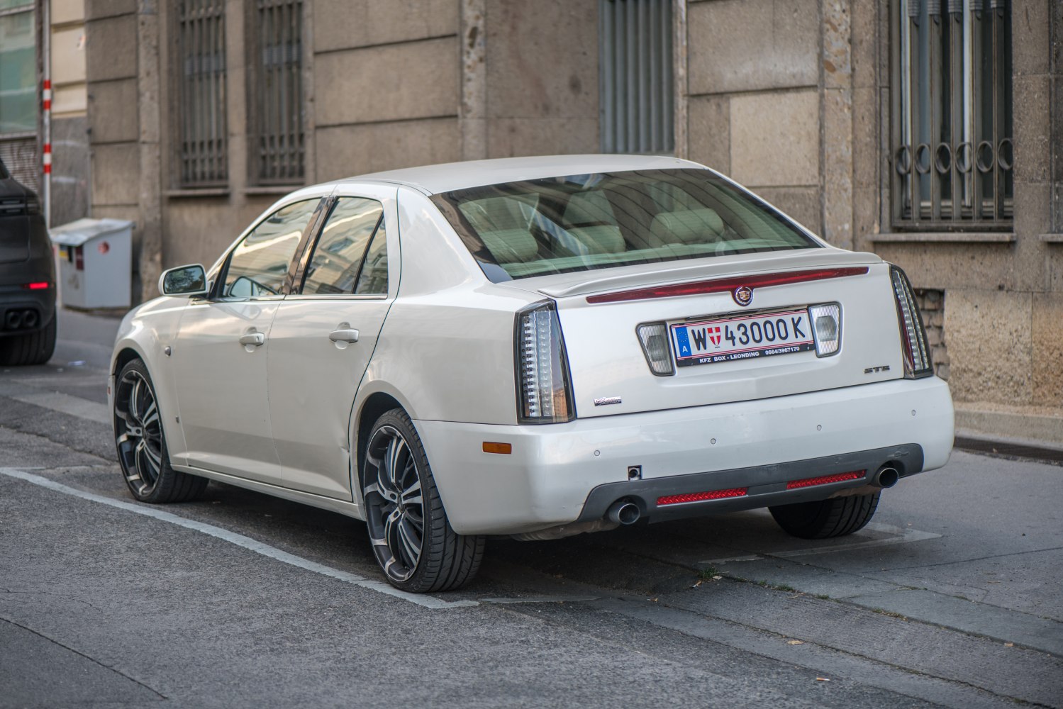 Sedan rear with vertical tail lights and dual exhaust