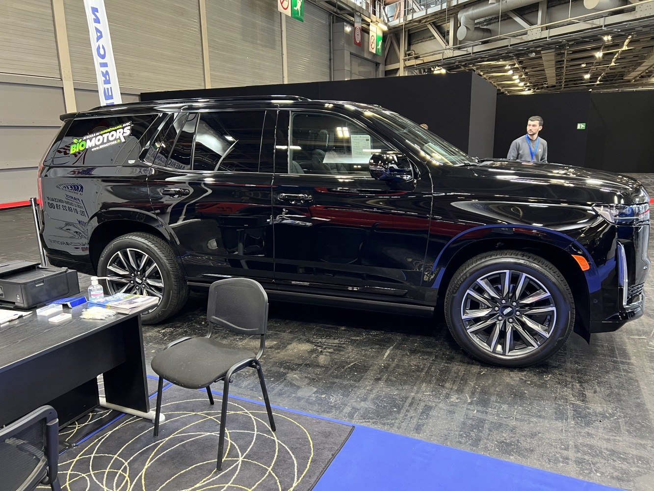 Black full-size luxury SUV side profile with modern alloy wheels