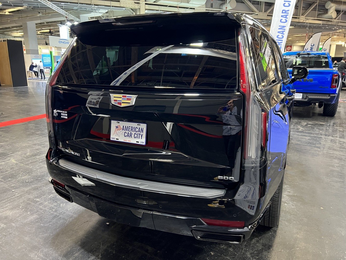 Rear view with vertical taillights and 600 badge